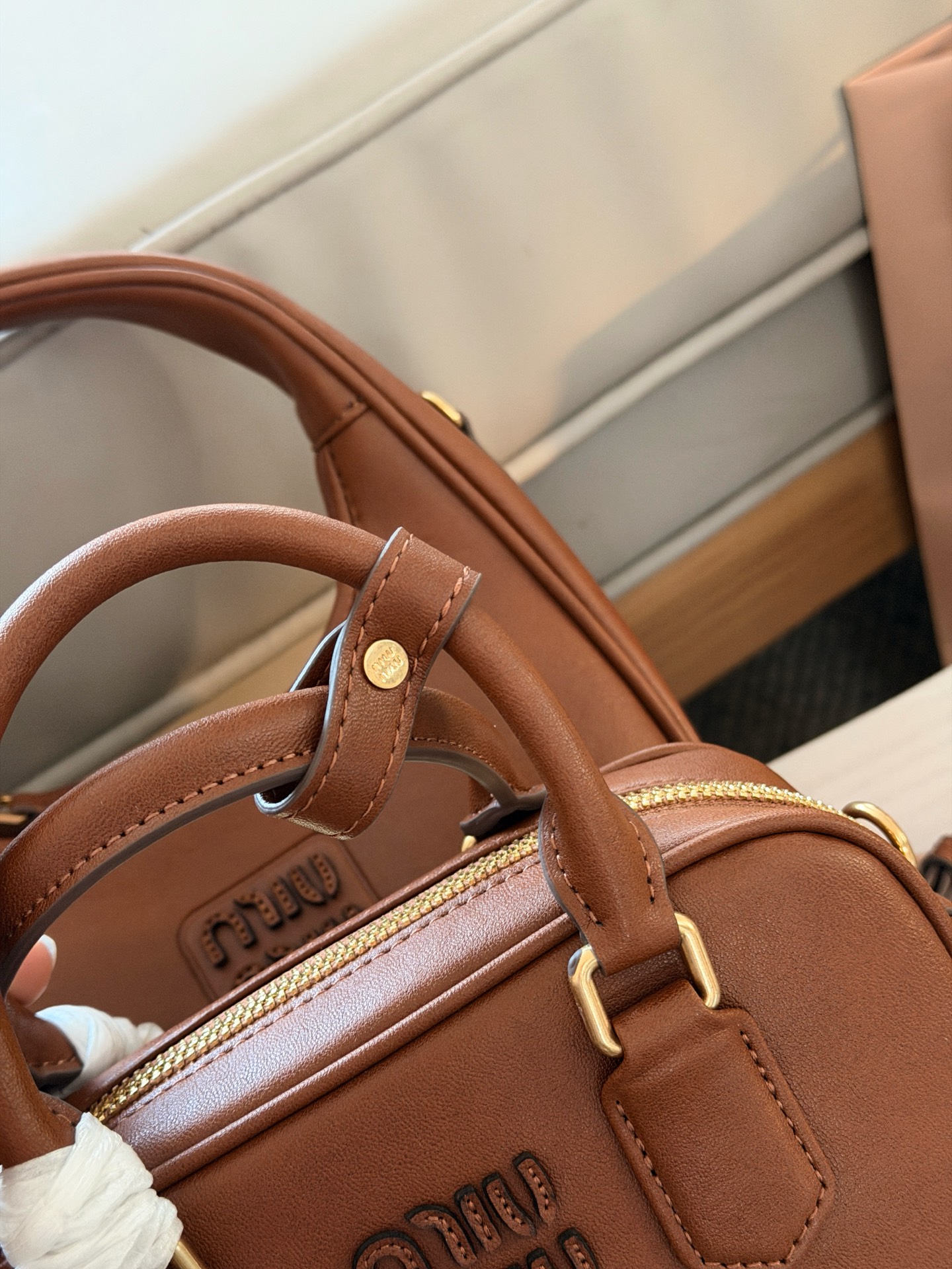 💰190 升级版配盒 size:20*14cm miumiu保龄球/公文包/吐司包 不要太高级,很高级~ 很难不爱啊啊! 可手拎也可斜挎 绝对不是小废包哦!容量足足的~~ 出场就是miumiu小公主