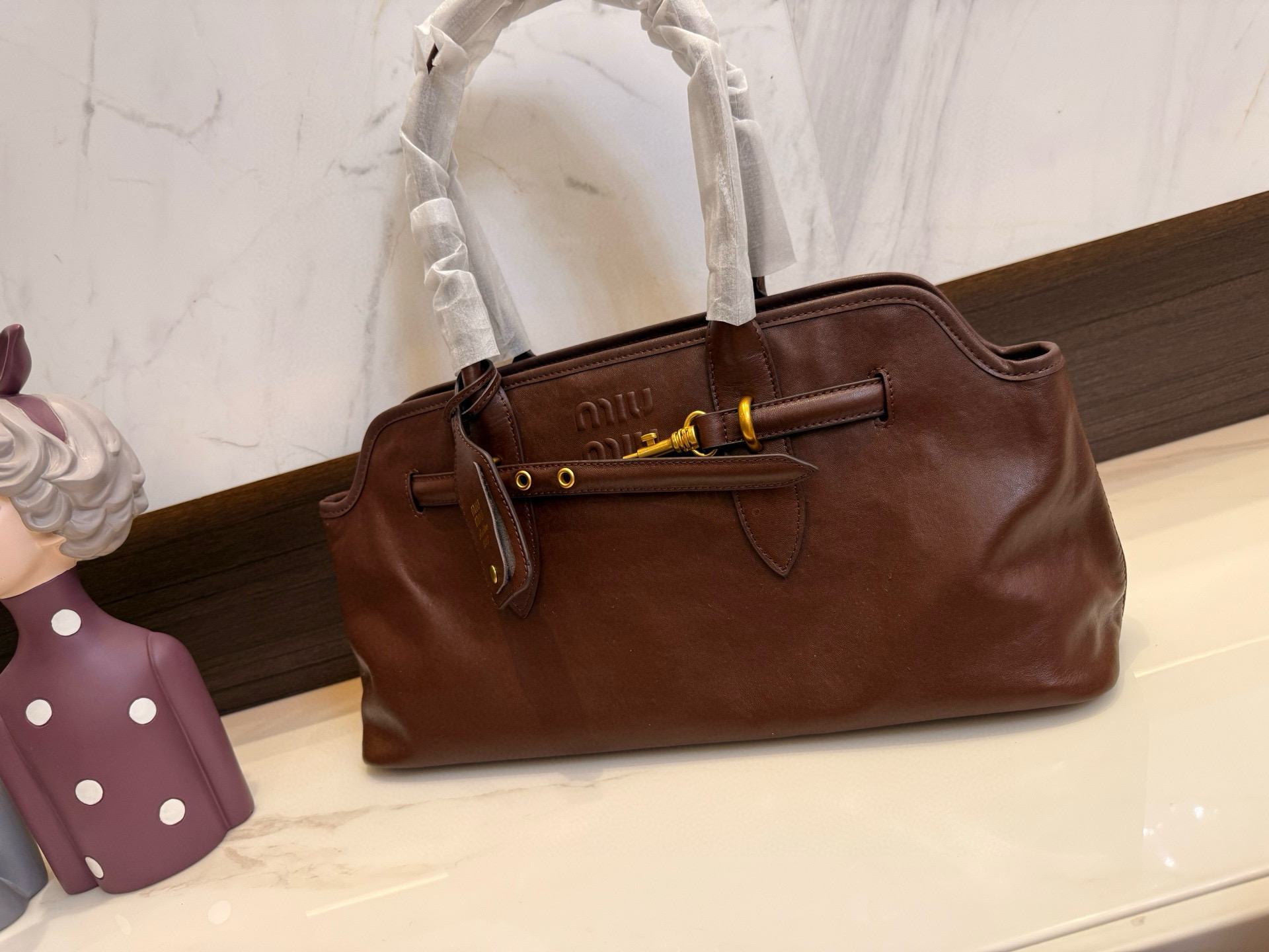 📢📢📢p275 牛皮 MiuMiu期待已久的2025.秀款 中古包.快来围观吧 2025秋冬系列包包 简洁利落的设计 凸显功能性 实用主义 柔软舒服的触感 彰显 MiuMiu 女性愈加自信,务实,前卫和酷炫的态度 尺寸:44*14*22cm