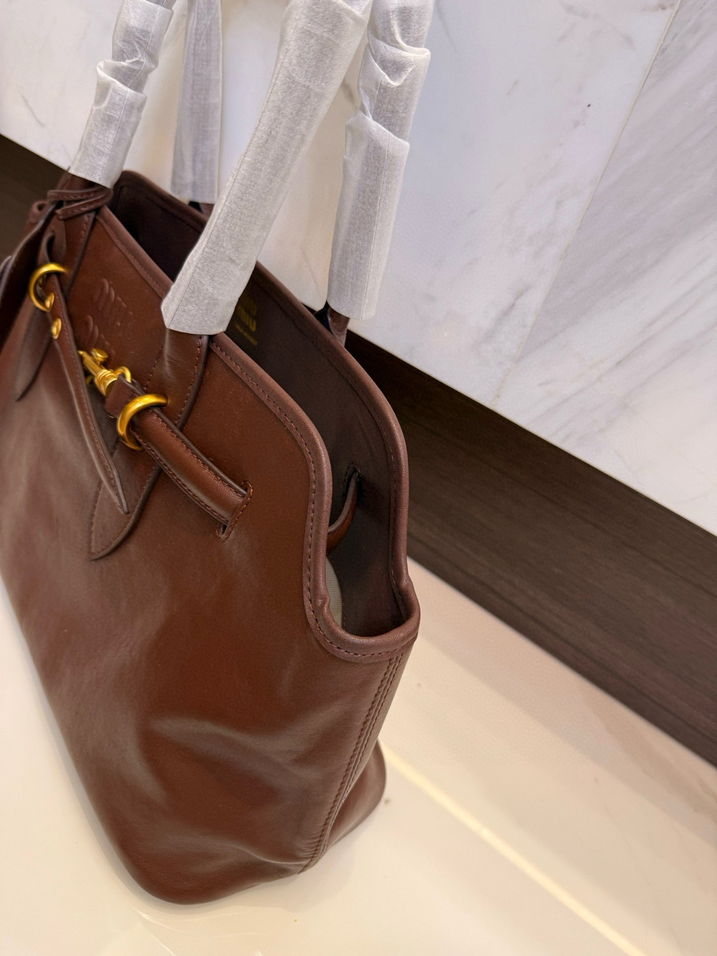 📢📢📢p275 牛皮 MiuMiu期待已久的2025.秀款 中古包.快来围观吧 2025秋冬系列包包 简洁利落的设计 凸显功能性 实用主义 柔软舒服的触感 彰显 MiuMiu 女性愈加自信,务实,前卫和酷炫的态度 尺寸:44*14*22cm