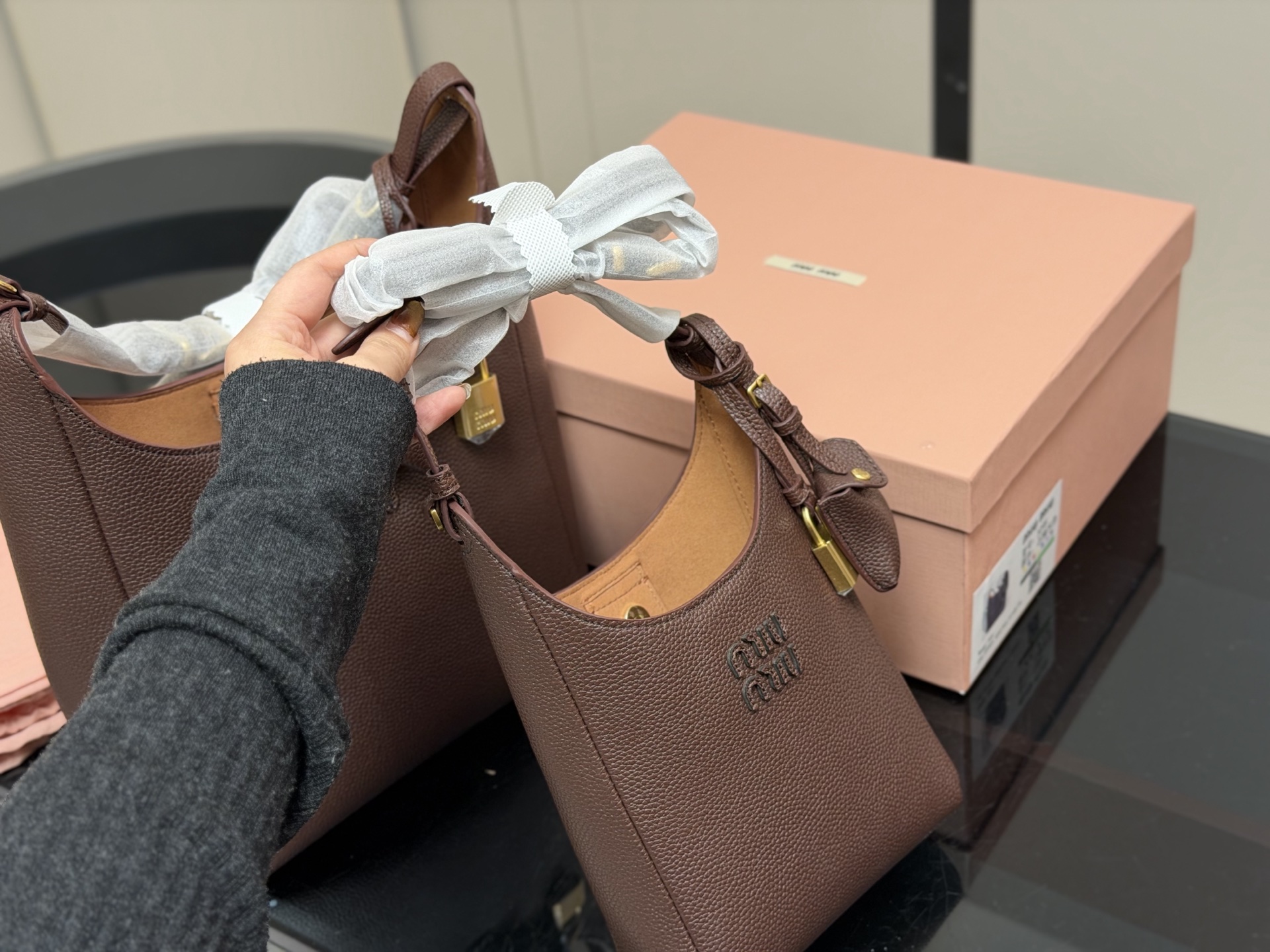 ¥210 ¥230 配盒 size:16.23cm 23.30cm miumiu新款斜挎机车包! 首发! 福音种草了哦 超级松弛感的一款包包肩带长度可以调节哦!