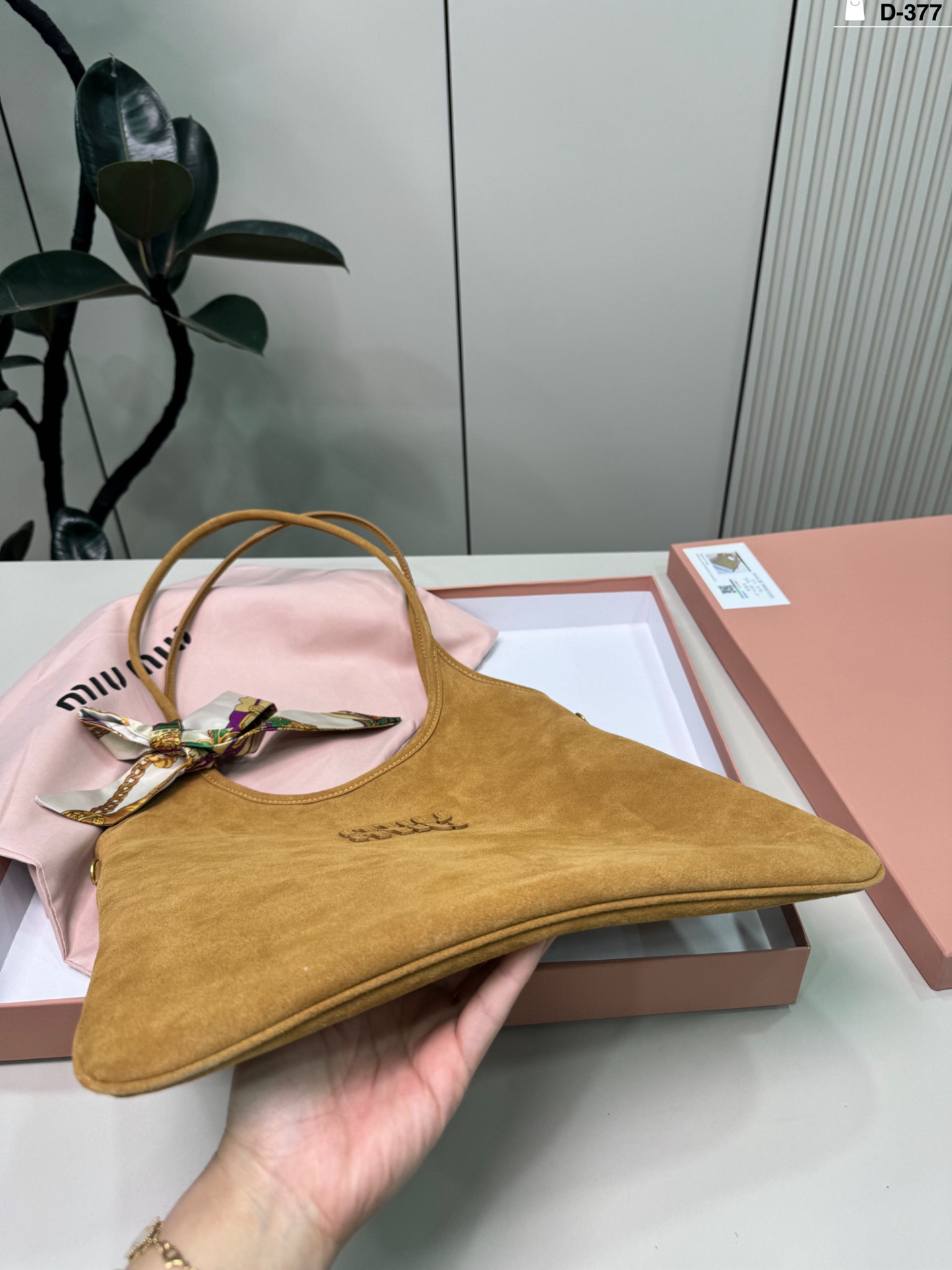💰p155 D-377尺寸35×33配盒 miumiu缪缪ivy托特包 有种谁背都是萌萌的既视感hahaha~ 帆布牛皮皮质哦!