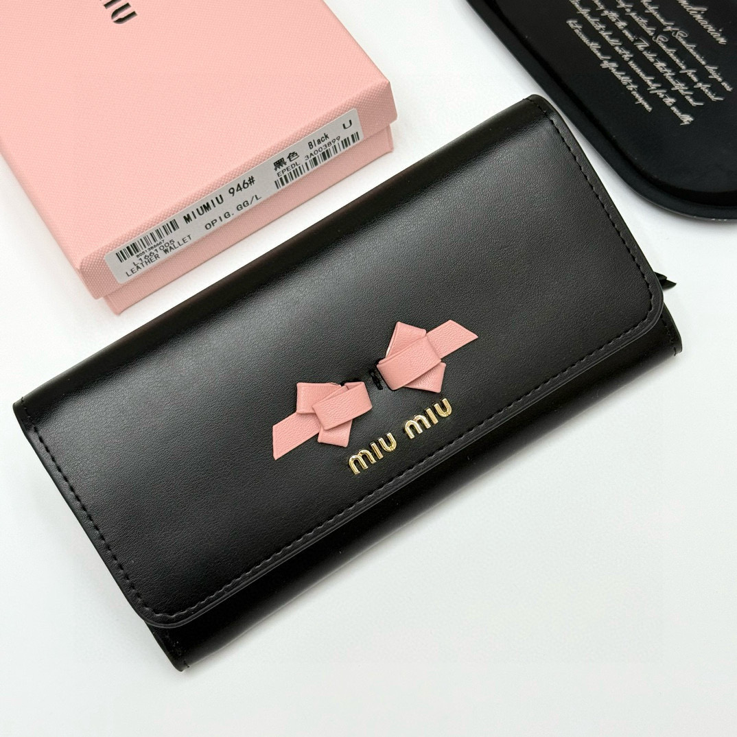 📢📢📢p105 miumiu 946 颜色：黑色 粉色 深灰色 浅灰色 尺寸：19*10.5*3.5 说明:miumiu专柜最新款火爆登场！采用头层牛皮，做工精致， 媲美专柜！绝美配色，超级精致时尚！