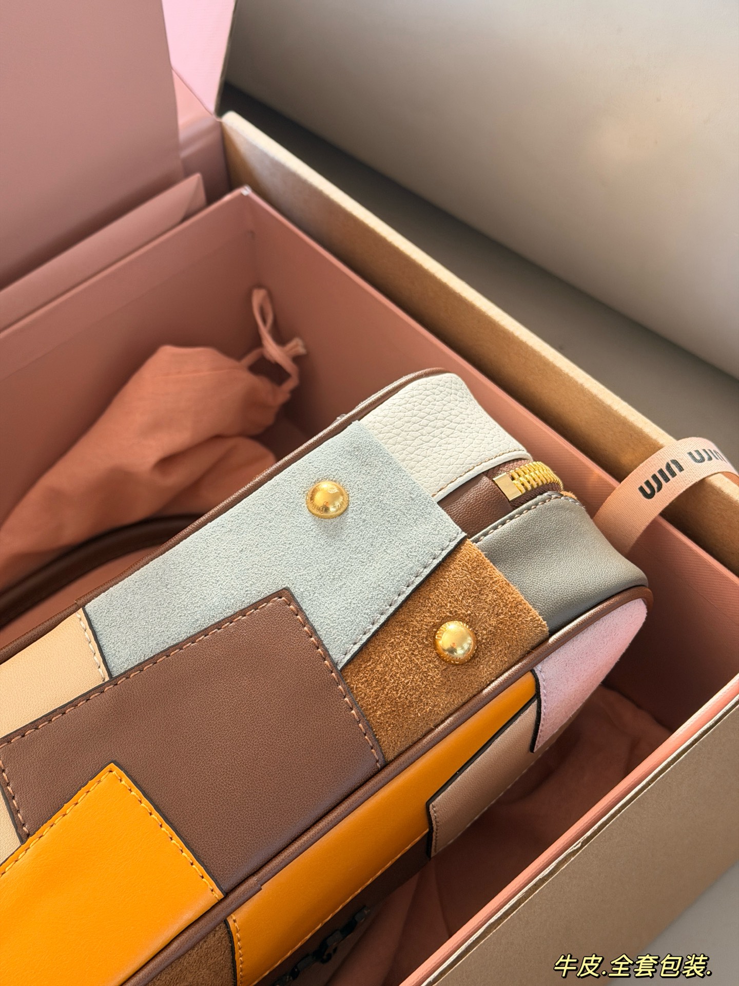 💰320 配盒 size：28*15cm miumiu保龄球/公文包 Miu又来抢钱了新款腋下公文包 来咯 ！ 背起来都很nice 哦 可手拎也可斜挎！ 出场就是miumiu小公主！