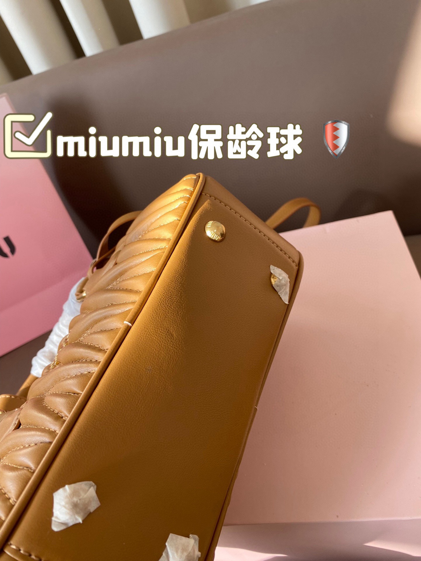 P200 配盒 size：23*12cm miumiu保龄球 新尺寸‼️ 很难不爱啊啊！ 这个尺寸很难不动心哦！ 可手拎也可斜挎 容量足足的~~ 出场就是miumiu小公主