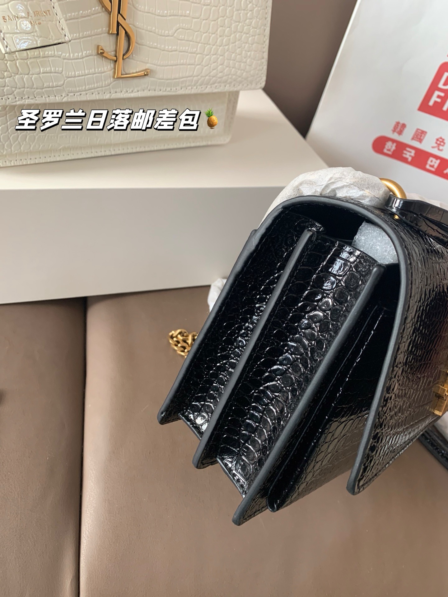 P200 鳄鱼纹 配飞机盒折叠盒子 圣罗兰独家📷实拍】ysl专柜同款 日落邮差包 新鲜出炉啦‼️简直是美到人心啦 高端货 原版五金logo 首选进口皮料 质感超赞😍😍所谓人人必备一款圣罗兰 这个款式必须自留 经典版型! 真的是让人眼前一亮 喜欢的美妞抓紧啦 实物简直太美💕尺寸22*16