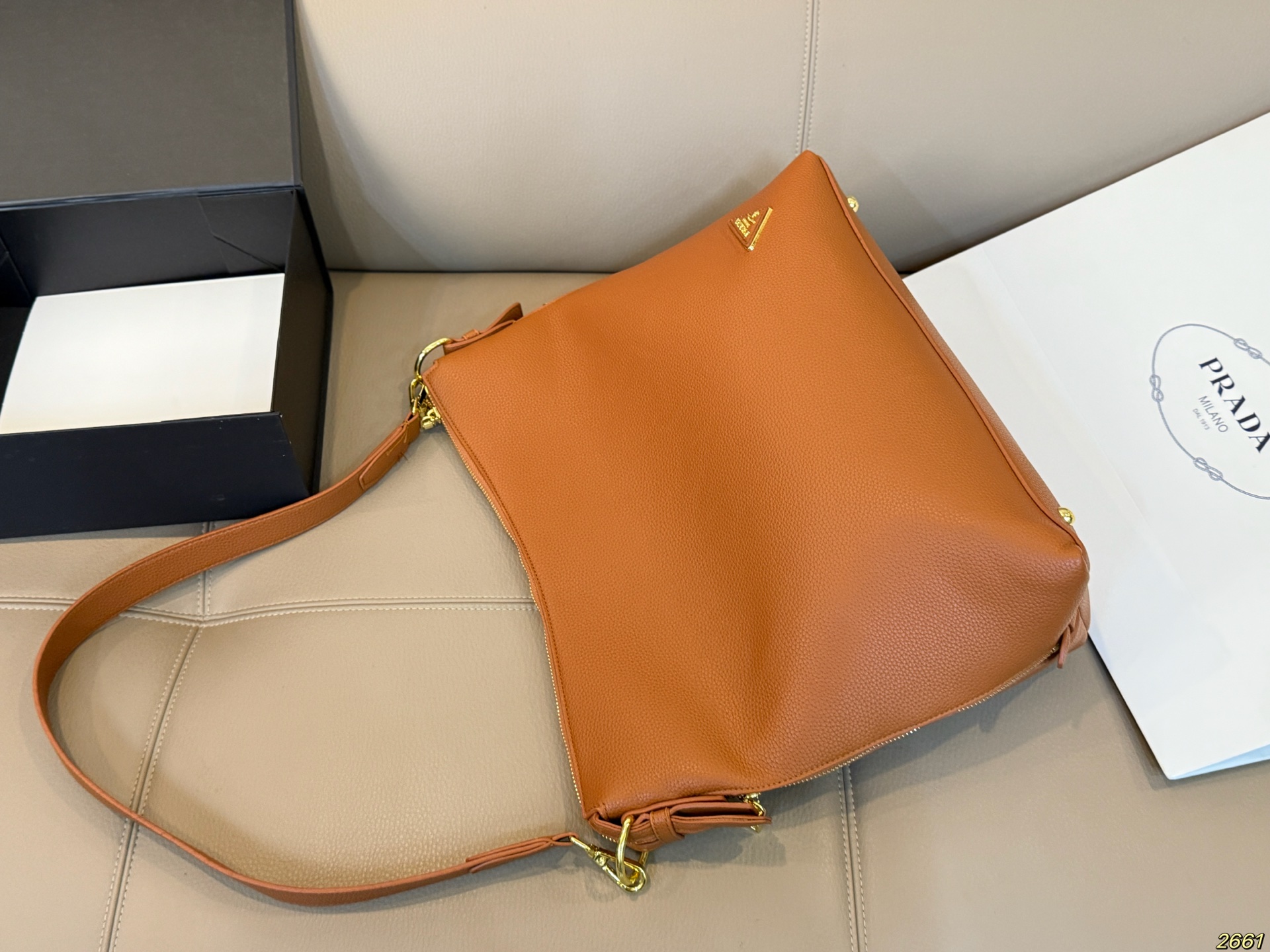 ¥165 普拉达Prada 新款托特包腋下包 充满了不一样的帅气感 甜酷辣妹穿搭必备 尺寸: 34 31