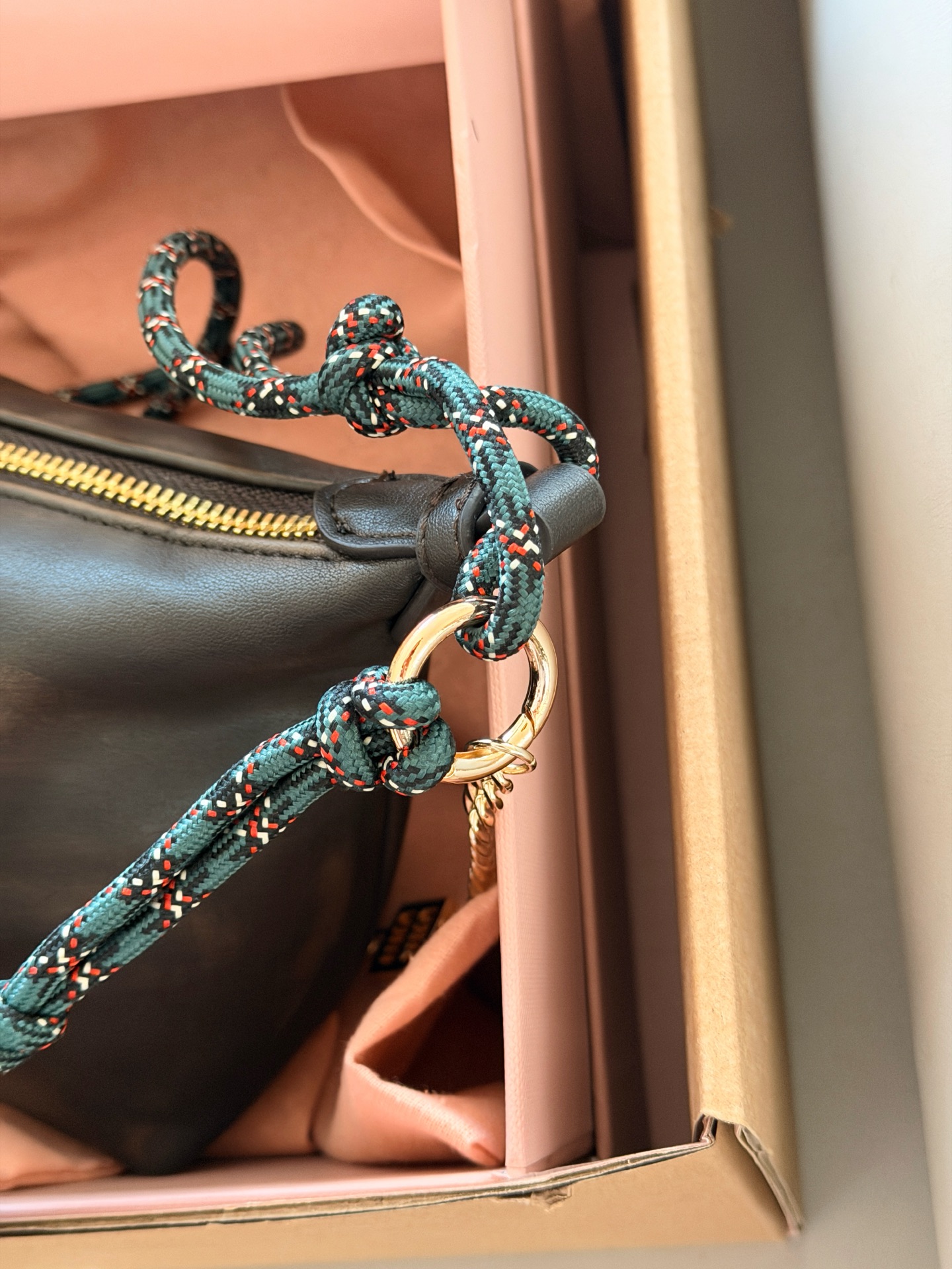 💰190 配盒 size：底宽18*15cm miumiu 咖啡棕小饭盒~ 自带冲浪绳！！ 做旧的效果牛皮更高级哦！ miumiu作旧彩绳饭盒包测评，真的太好看了吧