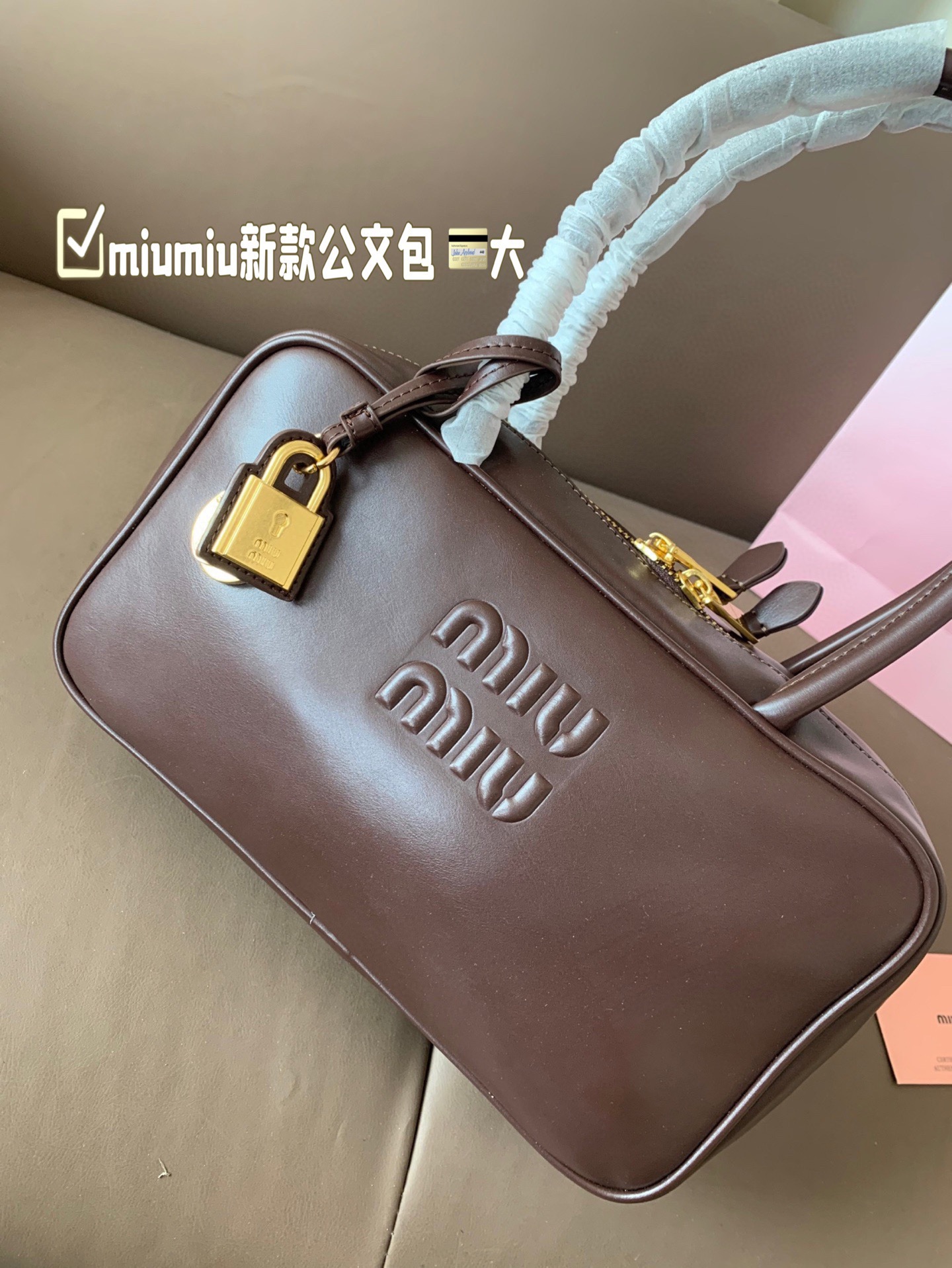 大P260 miumiu新款公文包 今年的风刮的太猛了 老多爆款了! 这款的版型太受欢迎! #miumiu 这一季不管是单肩包 #miumiu包 还是托特包都超级可爱! 尺寸 大29*17