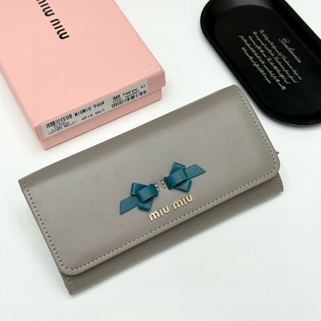 📢📢📢p105 miumiu 946 颜色：黑色 粉色 深灰色 浅灰色 尺寸：19*10.5*3.5 说明:miumiu专柜最新款火爆登场！采用头层牛皮，做工精致， 媲美专柜！绝美配色，超级精致时尚！