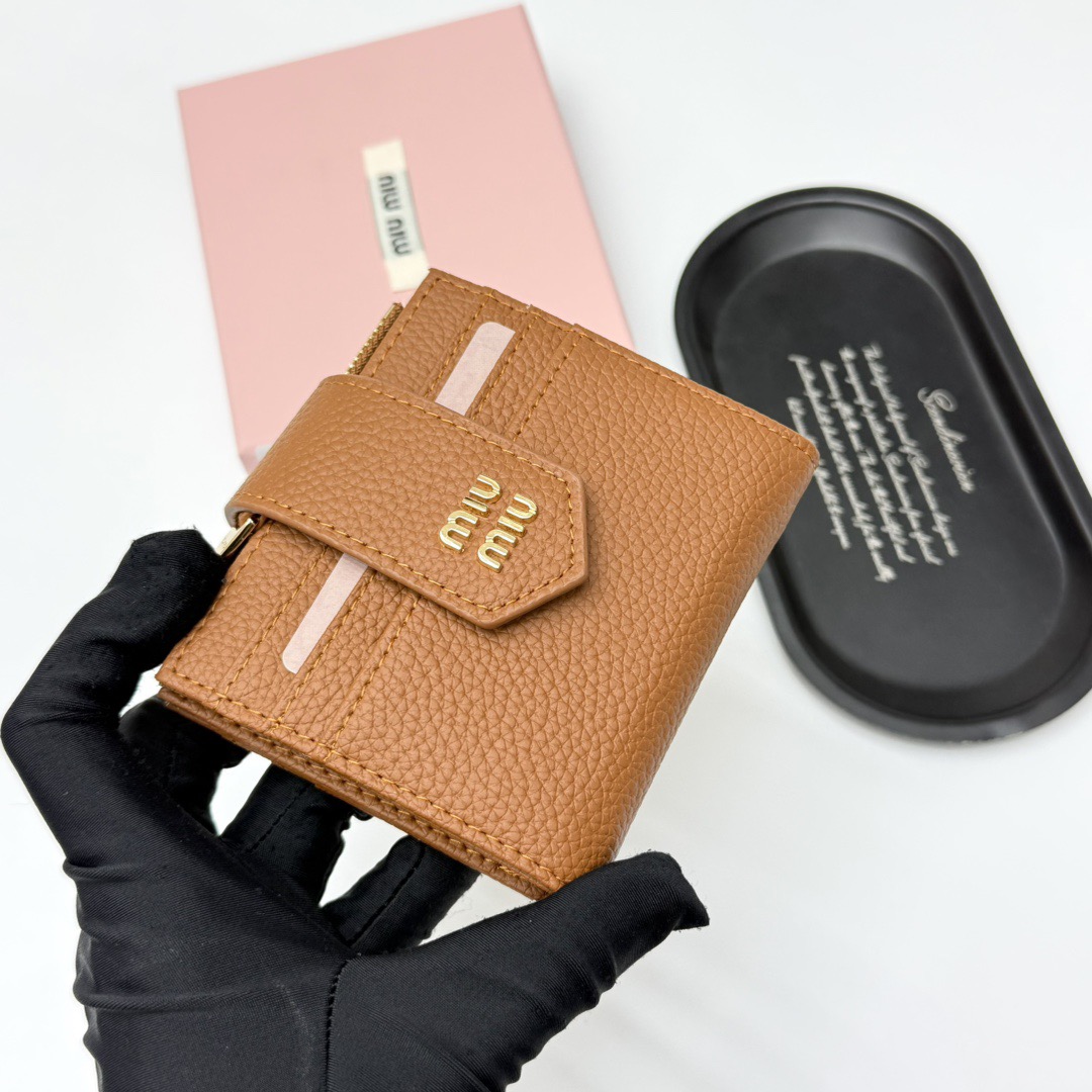 p85🎀miumiu V13🎀颜色 黑 棕🎀尺寸 11.5*10*3 🎀miumiu专柜最新款!专柜爆款热力来袭,釆用顶级进口牛皮,做工精细