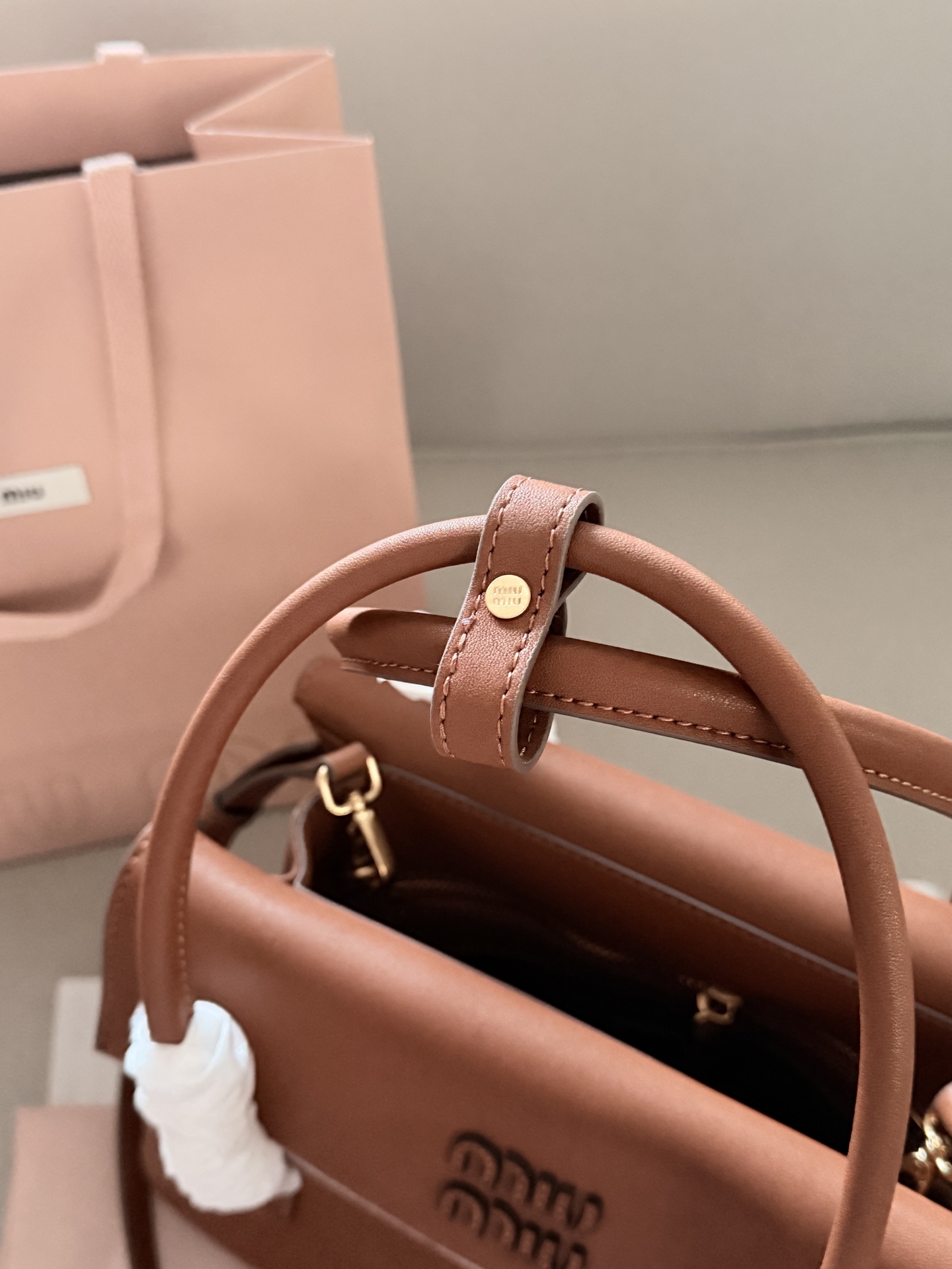 💰225 配盒 size：28*20cm Miumiu Solitaire用上了! 这只Solitaire简直让我一眼万年! 复古调调拿捏得死死的， 亮面皮超级好看 质感也超好！ 两边的翻盖格设计真的很贴心， 磁吸翻盖很方便 可手提可单肩可斜挎， 从实用性来说，这只Solitaire真的nice！