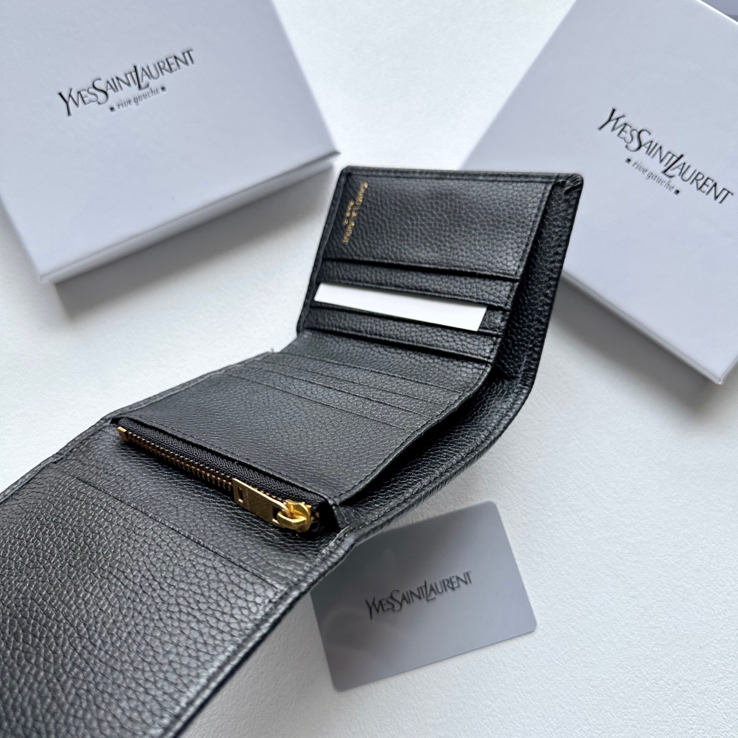 P85🎀🎀颜色 黑 粉🎀尺寸 11x10🎀圣罗兰🆕款♥三折短款钱包💕进口小牛皮质感一流👍独一无二风格,实用内阁超美超时尚美女必备单品🔥