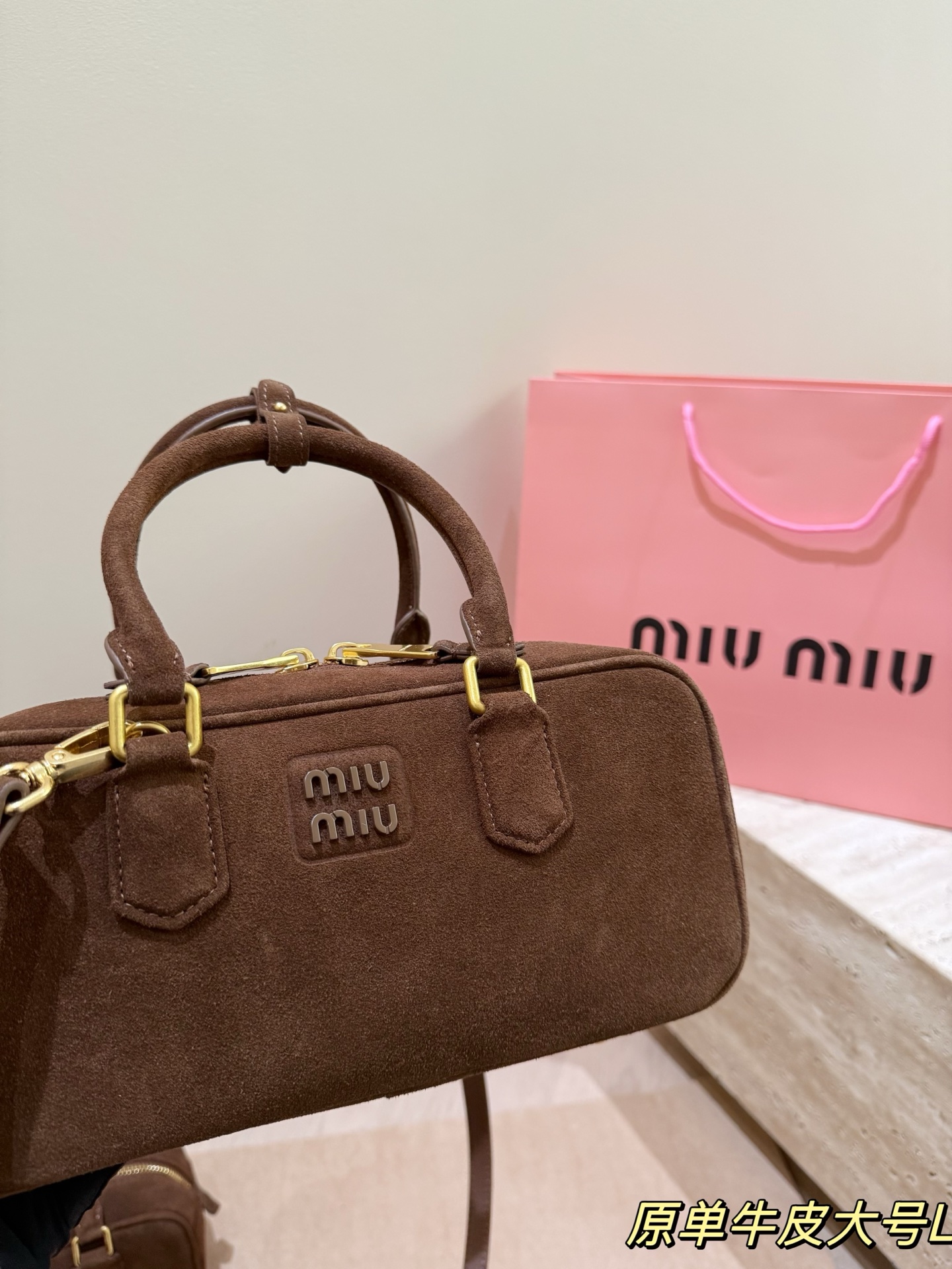 头层牛皮 P275 Miu新品 高级麂皮保龄球包 时尚绝美 大方且与众不同 日常 出街必入款 凸显功能性 实用主义 柔软舒服的触感 彰显 MiuMiu 女性愈加自信，务实，前卫和酷炫的态度 尺寸：28.16cm配礼盒🎁