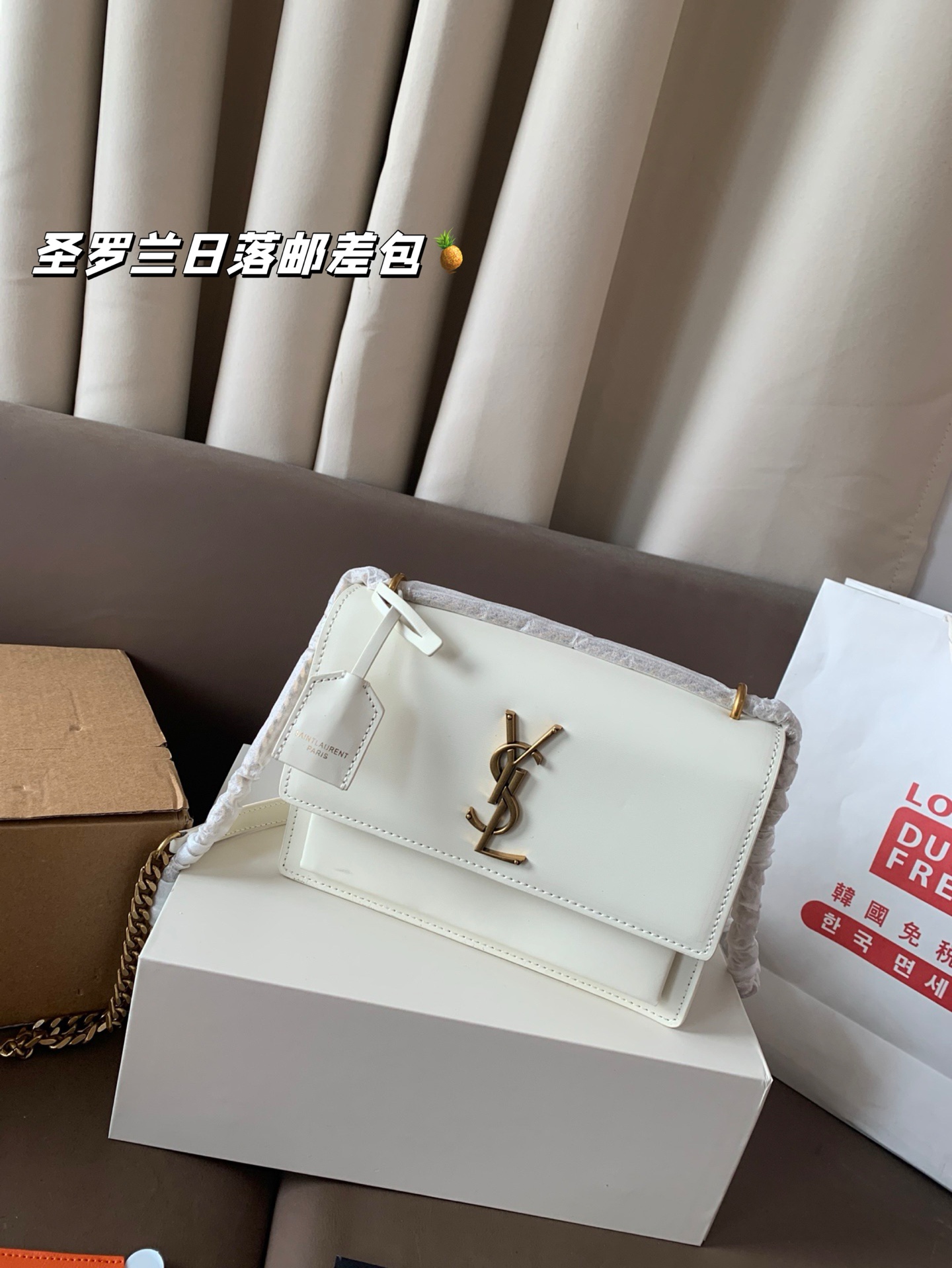 P190 配飞机盒折叠盒子 圣罗兰独家📷实拍】ysl专柜同款 日落邮差包 新鲜出炉啦‼️简直是美到人心啦 高端货 原版五金logo 首选进口皮料 质感超赞😍😍所谓人人必备一款圣罗兰 这个款式必须自留 经典版型! 真的是让人眼前一亮 喜欢的美妞抓紧啦 实物简直太美💕尺寸22*16