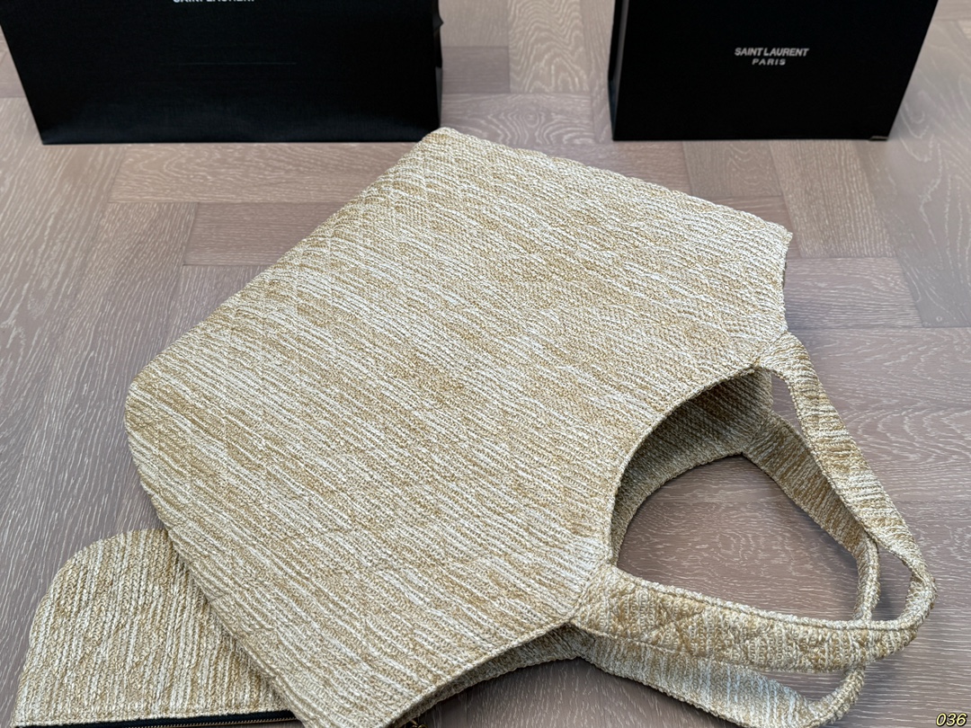 ¥180 YSL圣罗兰草编子母托特包💕 超大空间 配零钱包✔️ 大logo搭配草编工艺~ 别有一番风味 ,巨轻盈 慵懒随性,自在随心❗️❗️ 尺寸38 38