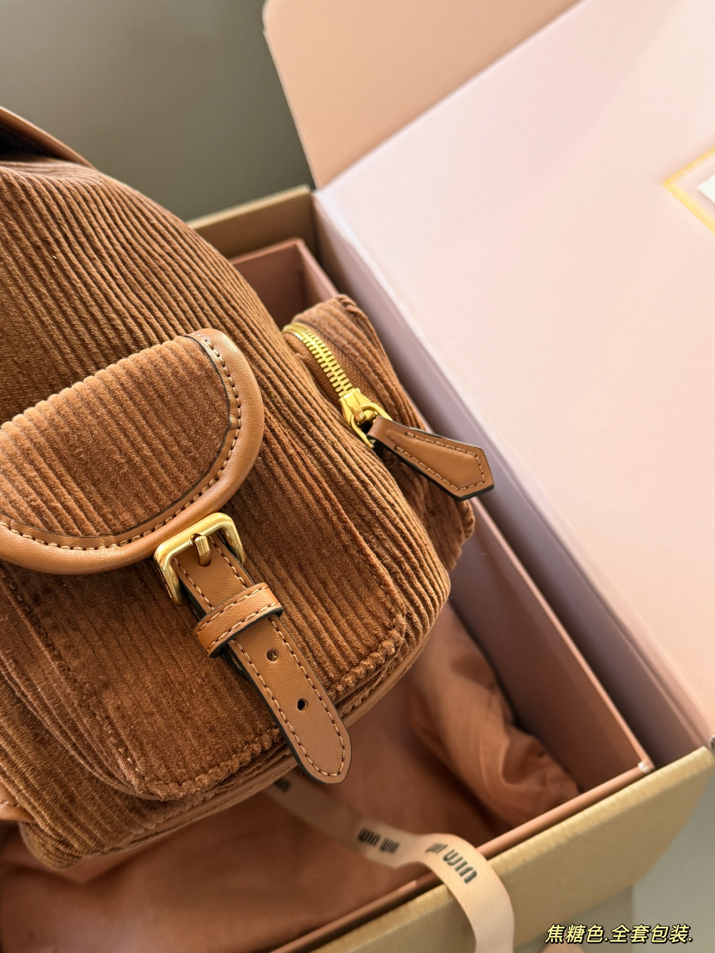 💰300 配全套包装 size：25*27cm（大号） 又一季特别美丽的Miu Miu miumiu ss25 灯芯绒双肩包 超适合秋冬搭配鲜艳跳脱的配色，为沉闷的秋冬增添色彩!搭配大衣超吸睛哦!