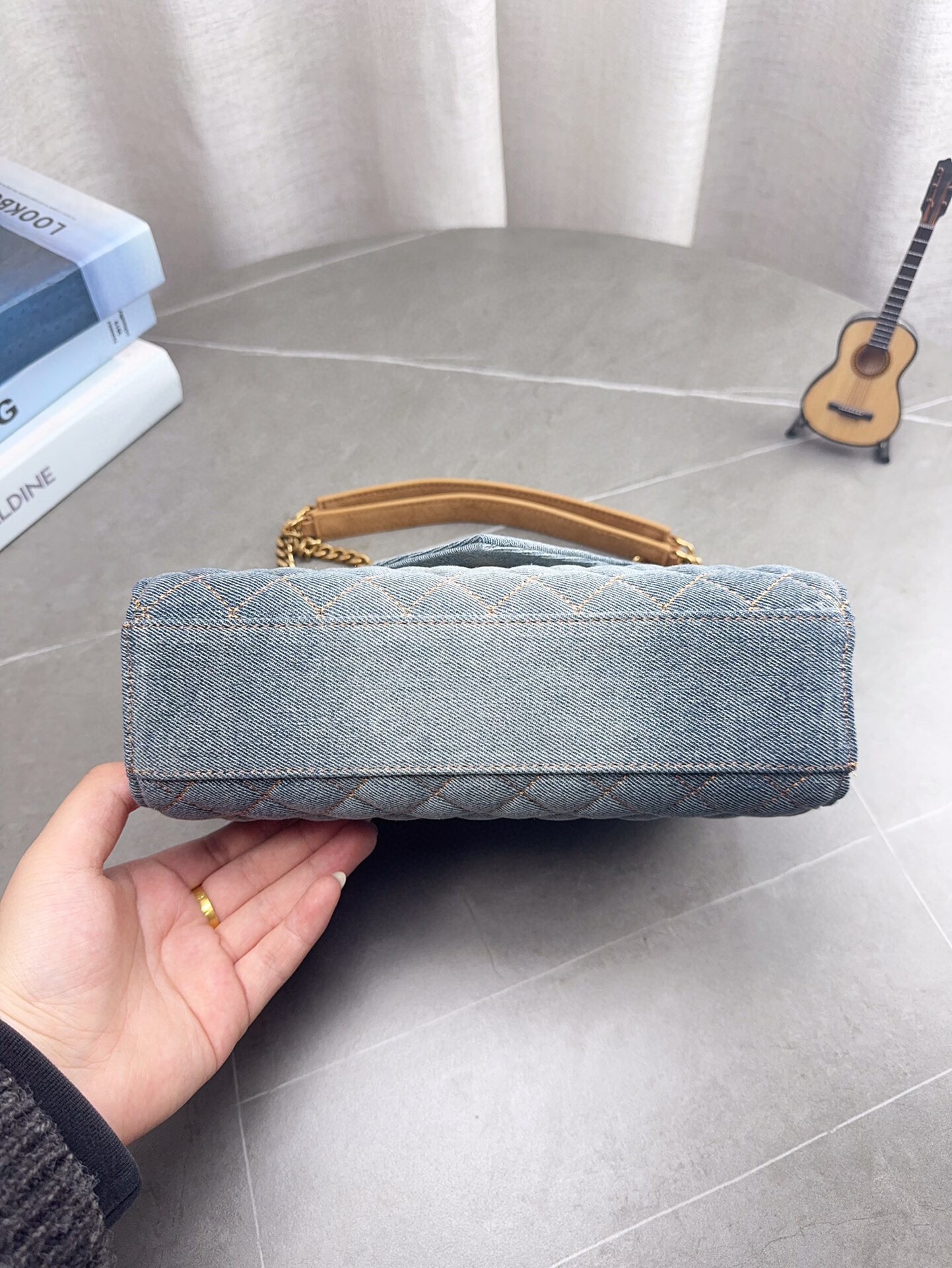 折叠飞机礼盒包装 高品质YSL圣罗兰牛仔链条信封包 简约才是百搭公式。 复古又时髦，妥妥的街拍神器。 出街通勤都可。 容量很大，可肩背、斜挎。 搭配很显高级感。 是帅气女孩不可缺少的一款经典存在。 尺寸24*17cm p185