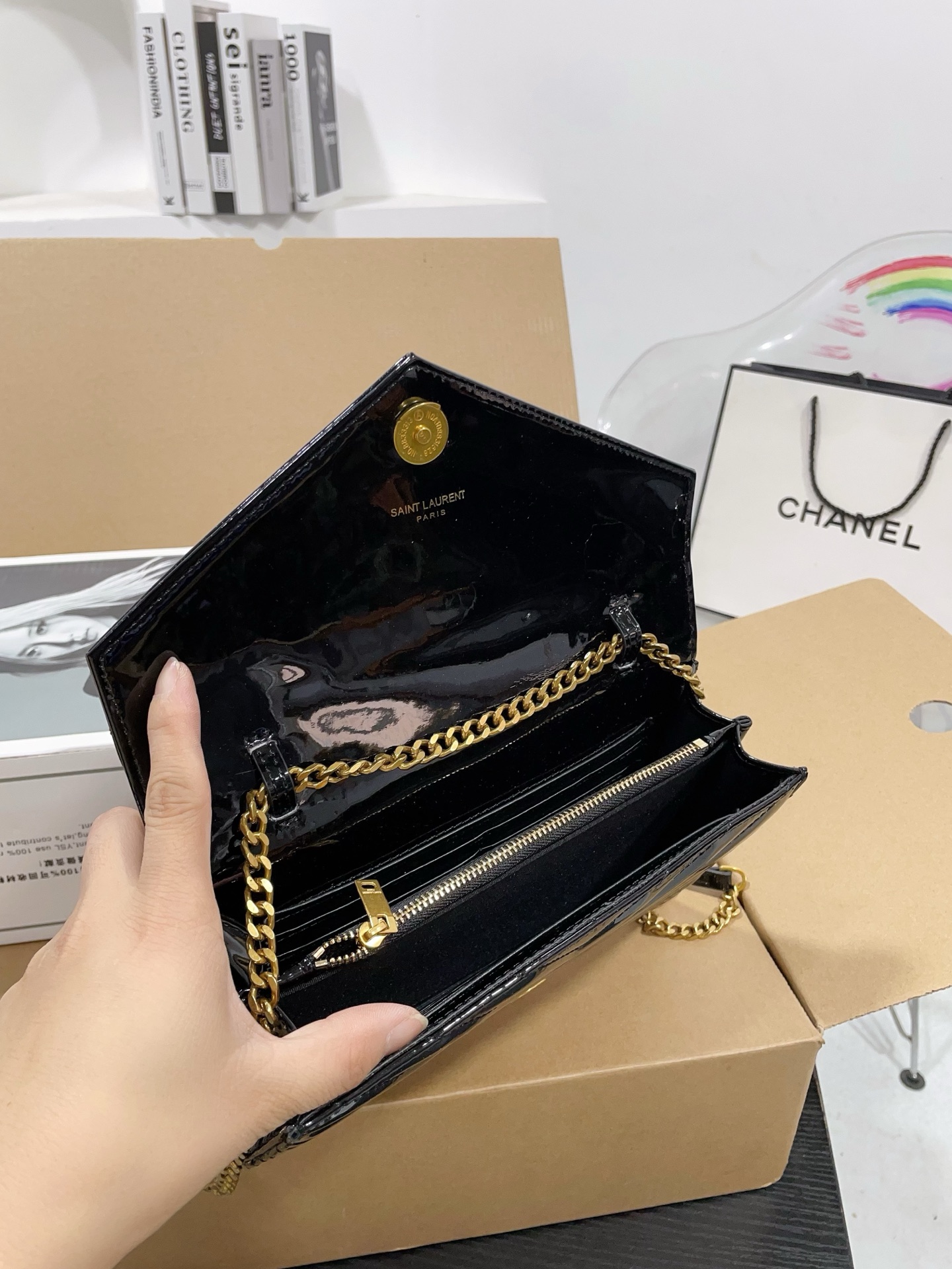 👑💰P150 配飞机盒折叠盒子 漆皮圣罗兰信封包 原版五金logo 首^_^所谓人人必备一款,这个款式必须自留 经典版型! 真的是让人眼前一亮 喜欢的美妞抓紧啦 实物简直太美 尺寸23 16