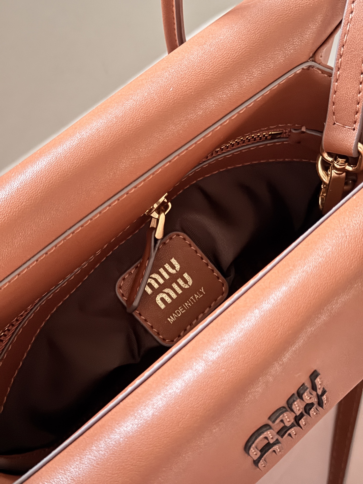 💰225 配盒 size：28*20cm Miumiu Solitaire用上了! 这只Solitaire简直让我一眼万年! 复古调调拿捏得死死的， 亮面皮超级好看 质感也超好！ 两边的翻盖格设计真的很贴心， 磁吸翻盖很方便 可手提可单肩可斜挎， 从实用性来说，这只Solitaire真的nice！