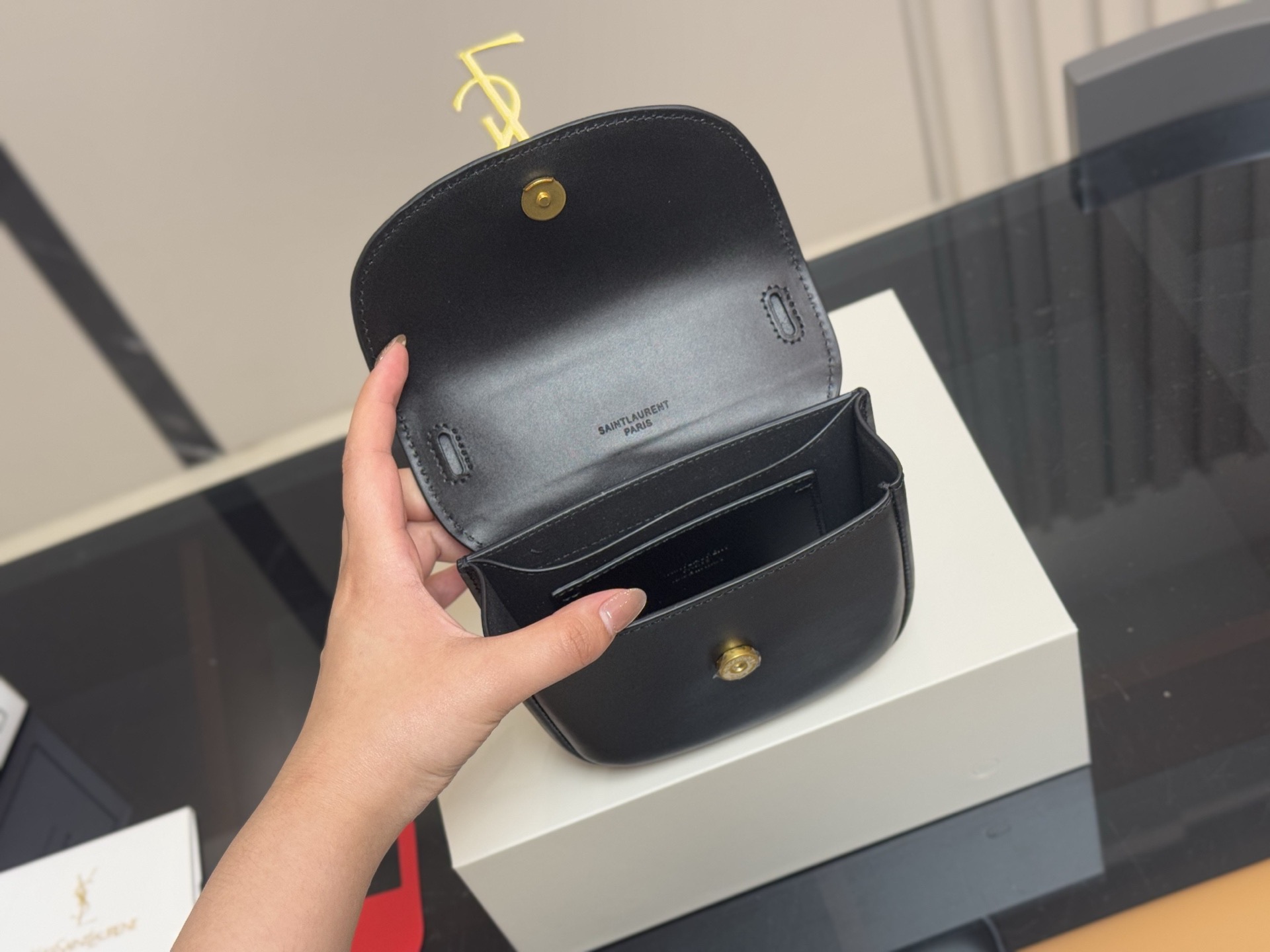 &yen;140 配折叠盒飞机盒 尺寸:17cm 圣罗兰 Kala马鞍 很好看啊啊啊 这款绝对是ysl的鼻祖！ 牛皮品质！ 太STALY！