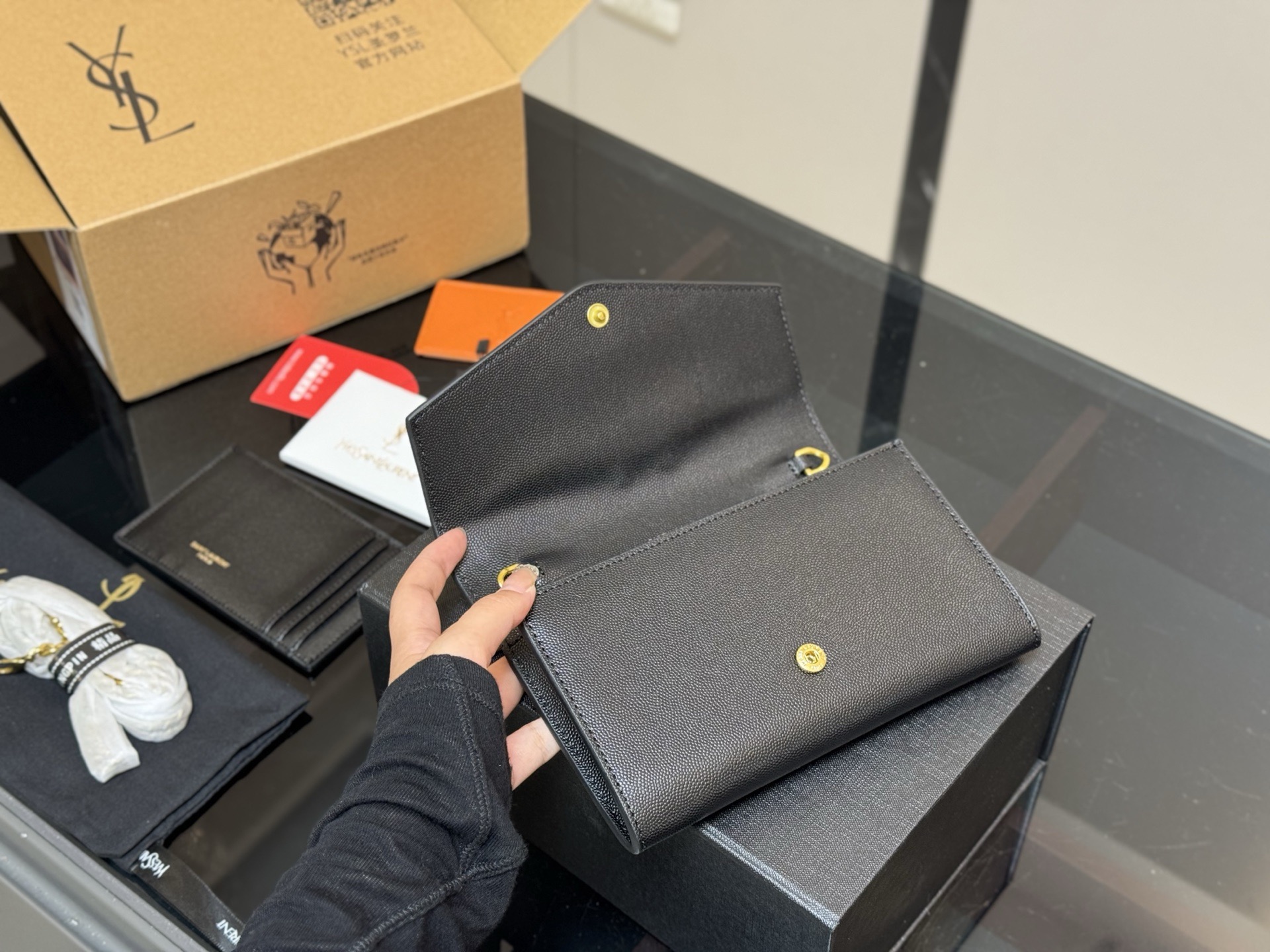 ¥150 配折叠盒飞机盒 size:19*12cm 圣罗兰 woc二合一信封包 牛皮看起来质感特别好!耐磨耐用! 🉑️斜挎🉑️