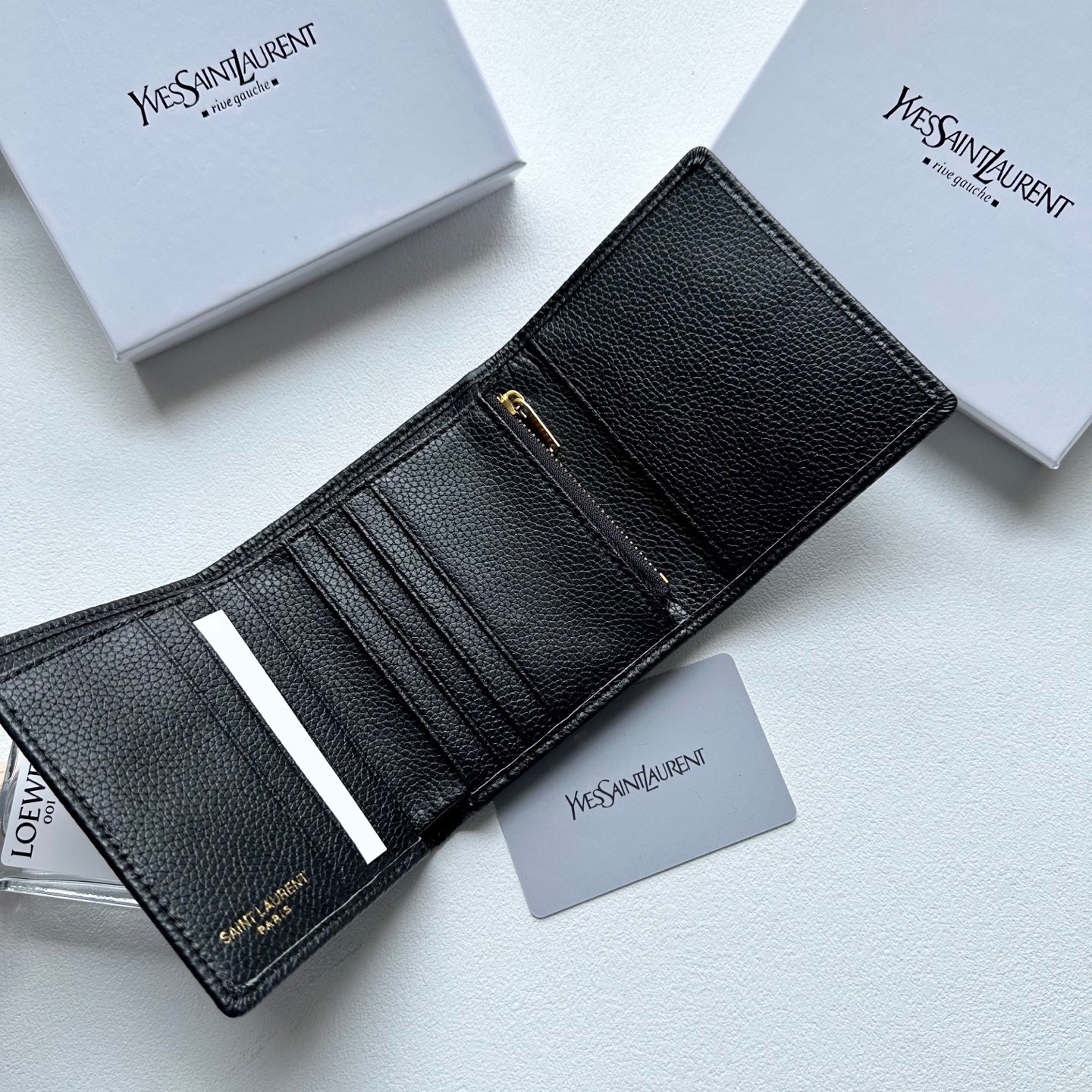 P85🎀🎀颜色 黑 粉🎀尺寸 11x10🎀圣罗兰🆕款♥三折短款钱包💕进口小牛皮质感一流👍独一无二风格,实用内阁超美超时尚美女必备单品🔥