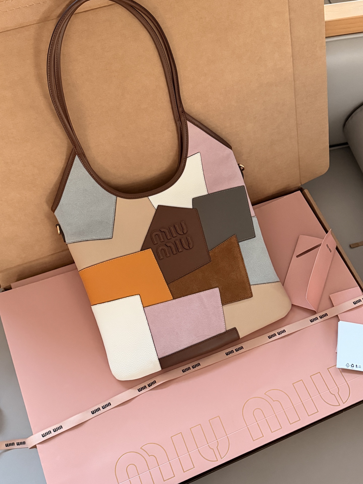 💰 275 配全套包装 size：33*30cm MiuMiu拼皮家族又来新配色啦 可爱的Miumiu ivy 复古麂皮牛皮拼皮 秋冬文艺感叠穿秘诀 谁还没爱上Miu Miu 软糯麂皮质感超nice！ 有种谁背都是萌萌的既视感hahaha~ 牛仔牛皮皮质哦！