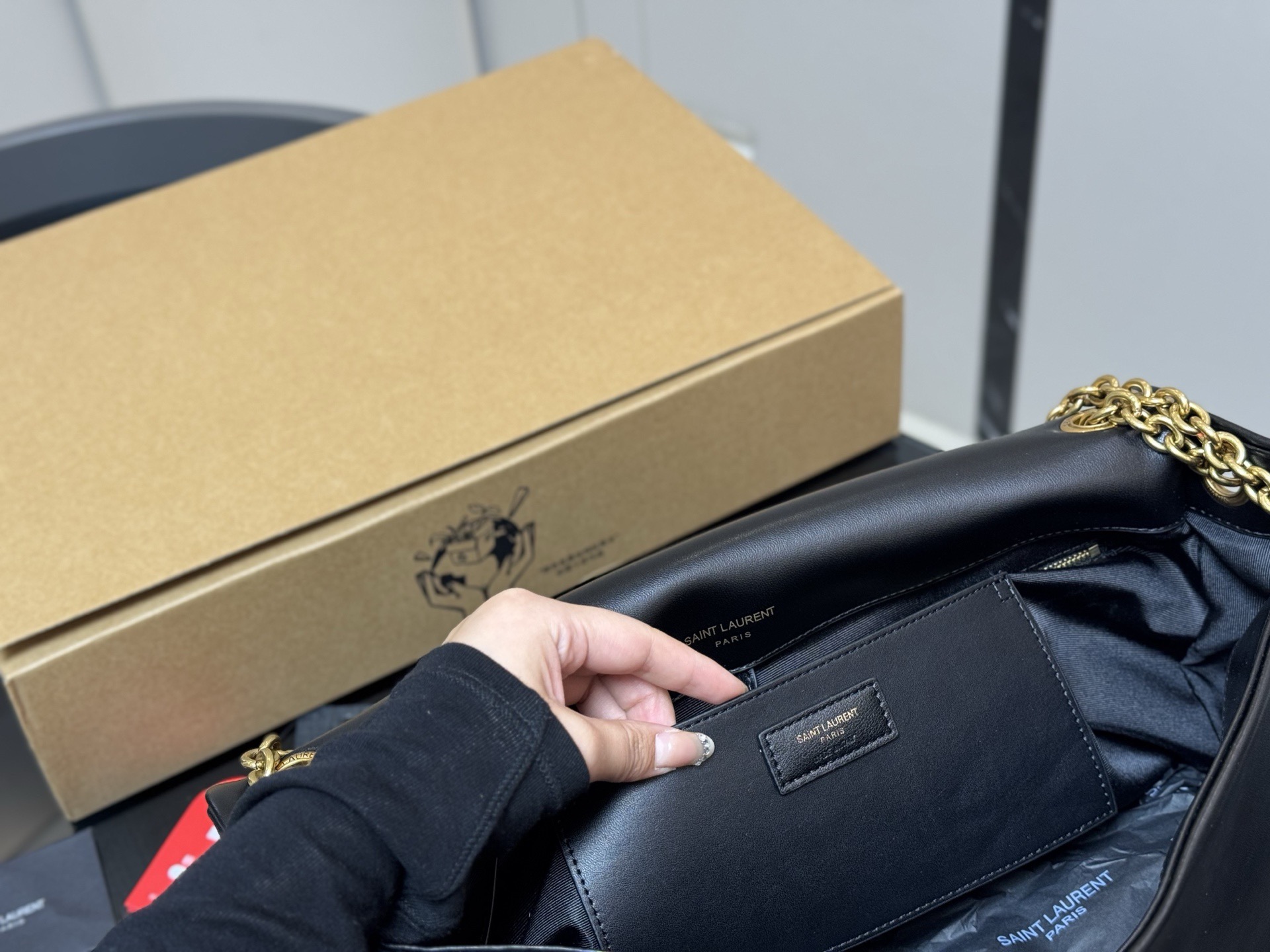 &yen;220 配盒 SAINT LAURENT|新款 链条包百Jamie」 圣罗兰新款大包JAMIE,你的时尚救星来了!」超细腻羊皮纹 手感舒适且耐用。 珠宝级工艺金属链条， 细节处的精致让你的品位更 上一层楼。 说慵懒松弛的设计，让你轻松驾驭各种场合，既有范又显气质。 由这款包包不仅日常实用，更是展现你的时尚态度! 40.30cm