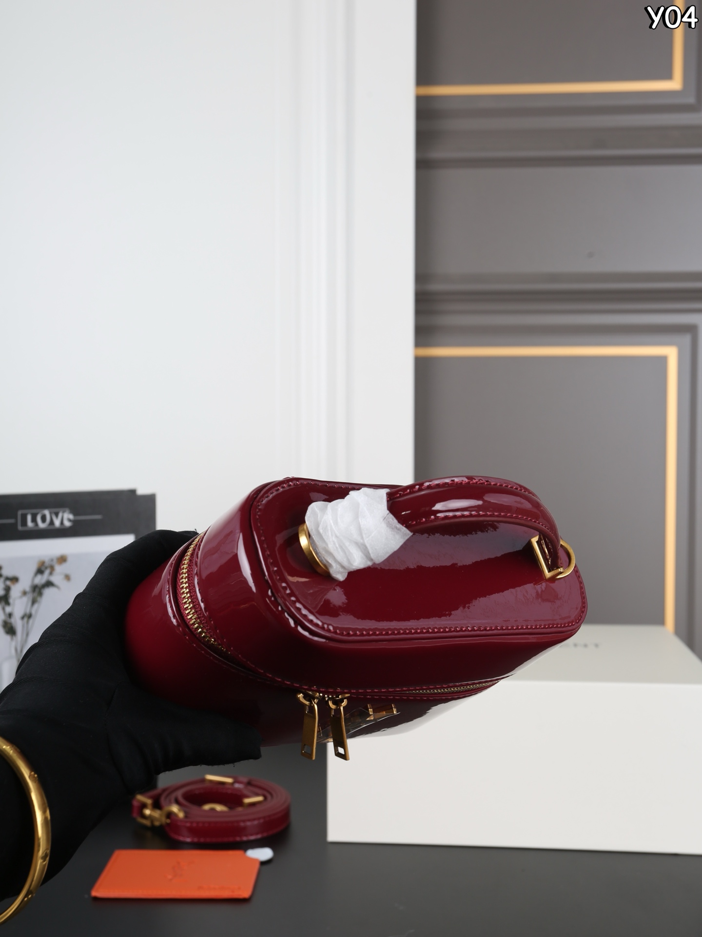 P180 全套礼盒 圣罗兰 YSL GABY 漆皮 盒子包 单肩斜挎手提包化妆包 漆皮更复古，更有个性~ 秋冬新款漆皮系列丨泛着高级光泽哇 高级感都要溢出来啦 尺寸：18&times;12