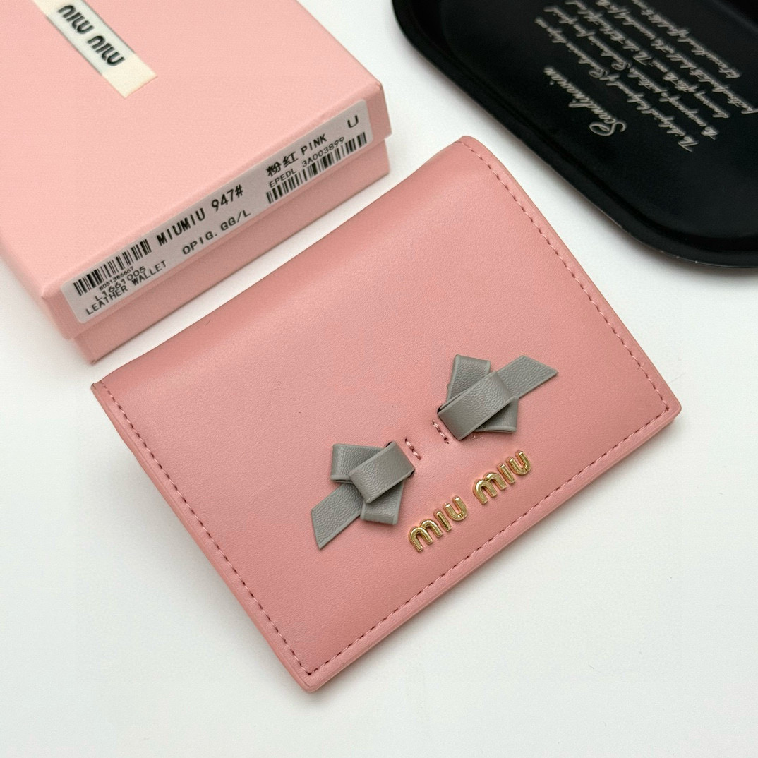 📢📢📢p95 🍒 miumiu 947 颜色：黑色 粉色 深灰色 浅灰色 尺寸：11.5*10*3 说明:miumiu专柜最新款火爆登场！采用头层牛皮，做工精致， 媲美专柜！多功能小钱包，超级精致时尚！