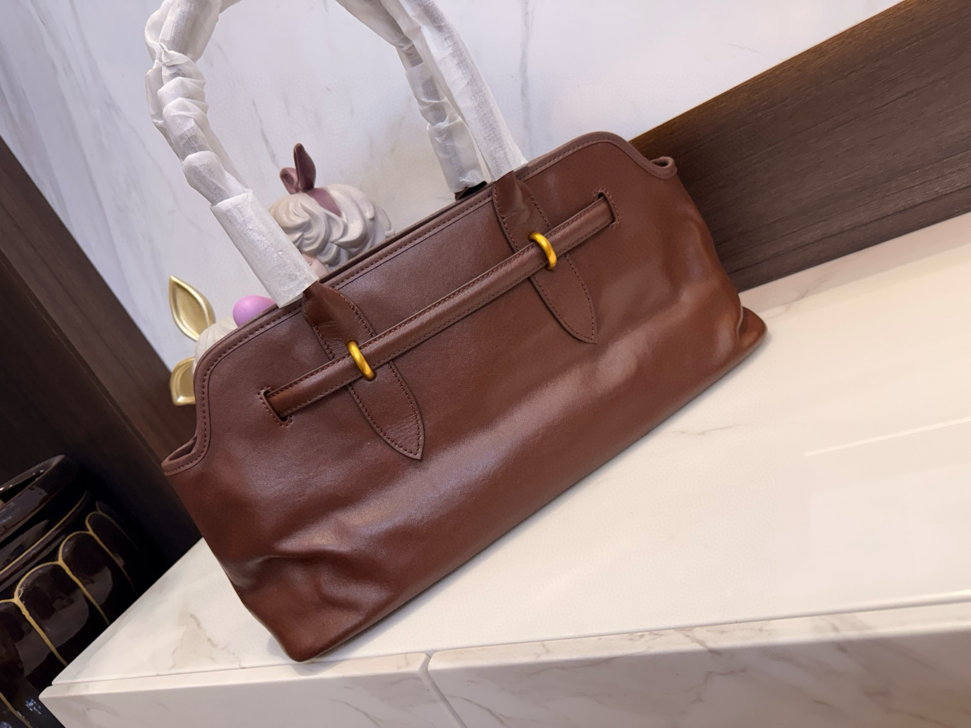 📢📢📢p275 牛皮 MiuMiu期待已久的2025.秀款 中古包.快来围观吧 2025秋冬系列包包 简洁利落的设计 凸显功能性 实用主义 柔软舒服的触感 彰显 MiuMiu 女性愈加自信,务实,前卫和酷炫的态度 尺寸:44*14*22cm