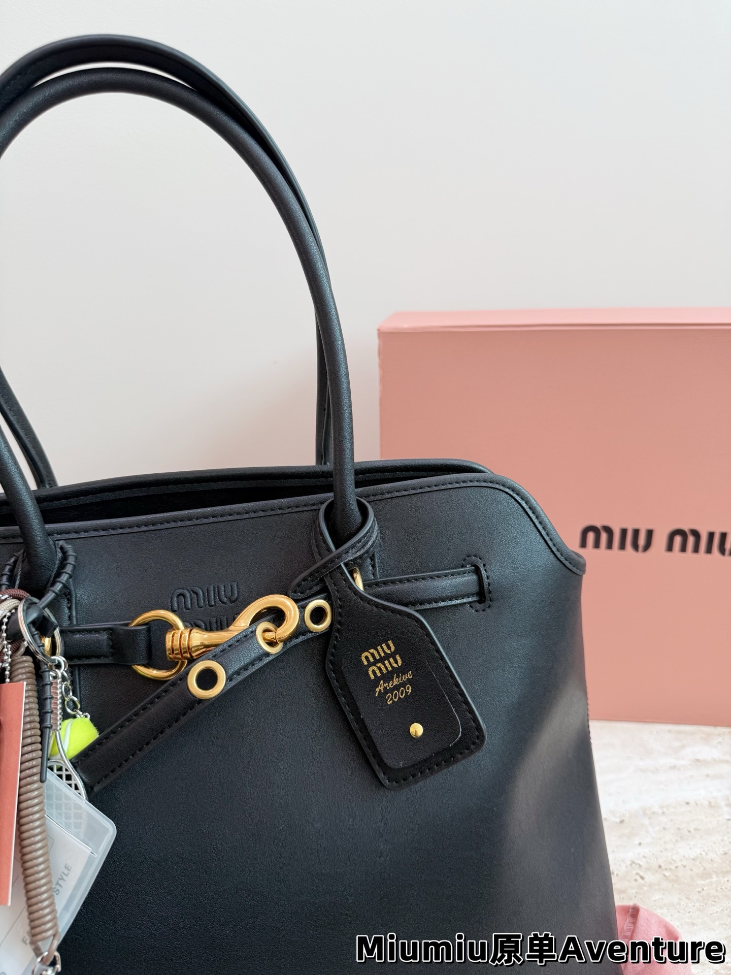 P250 MiuMiu Aventure托特包 👜MiuMiu Aventure托特包,选用橡木色小牛皮,质地柔软细腻,金属皮带搭扣超有复古感✨。尺寸约40×31×13cm,容量大,通勤日常都OK!内部斜纹帆布衬里,实用又时髦。焦糖棕色超适合秋冬,搭配风衣针织衫氛围感拉满🍂。自重轻,手提肩背都方便,是功能与设计感兼具的通勤包!配盒子
