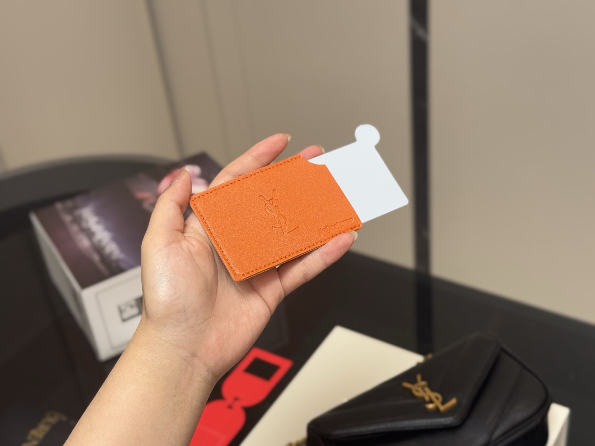 &yen;170 配折叠盒飞机盒 size：20.13cm ysl LOULOU PUFFER 圣罗兰软乎乎 黑金louloupuffer云朵包 中号的尺寸刚刚👌 搜索🔍圣罗兰ysl