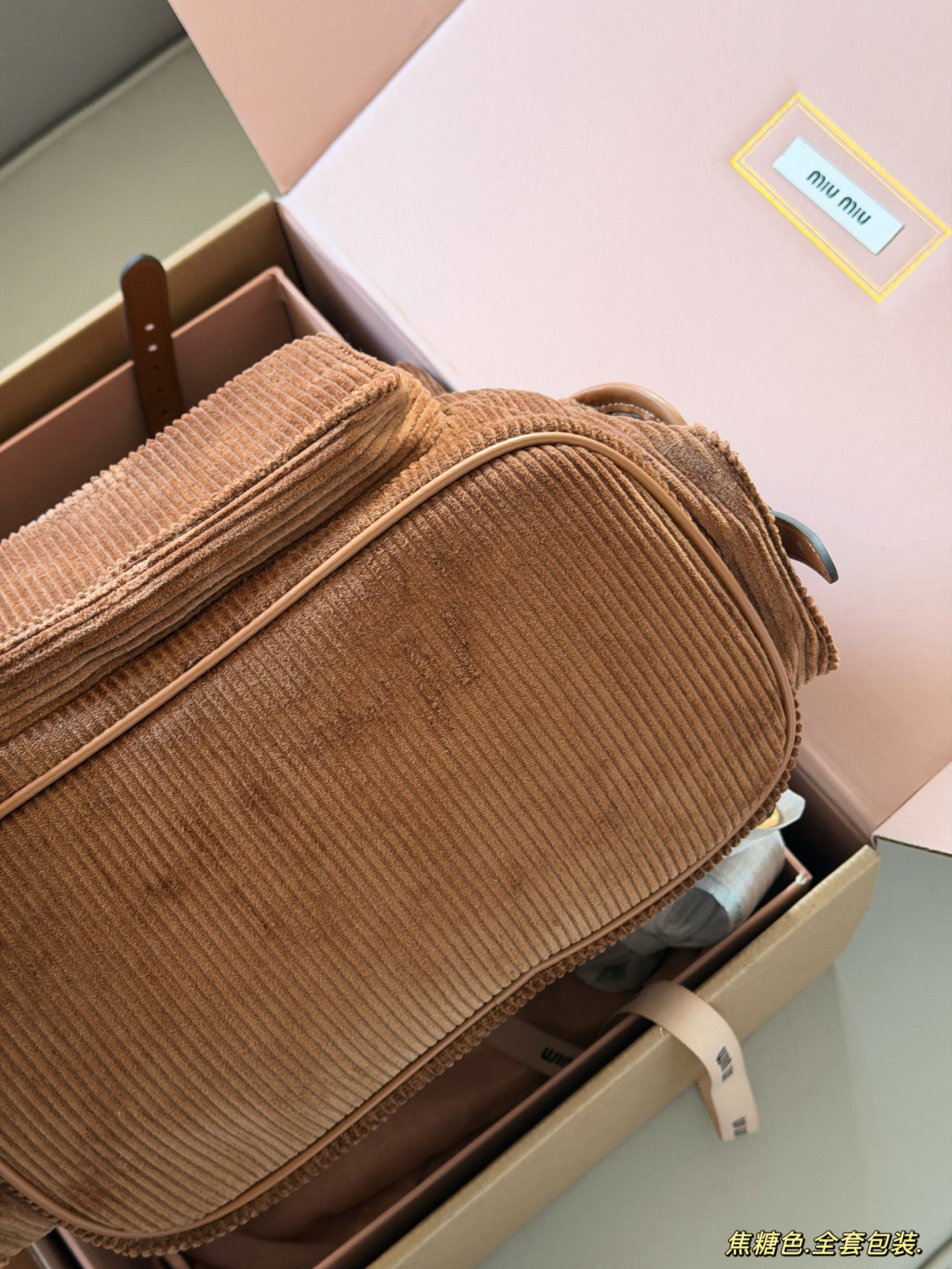 💰300 配全套包装 size：25*27cm（大号） 又一季特别美丽的Miu Miu miumiu ss25 灯芯绒双肩包 超适合秋冬搭配鲜艳跳脱的配色，为沉闷的秋冬增添色彩!搭配大衣超吸睛哦!