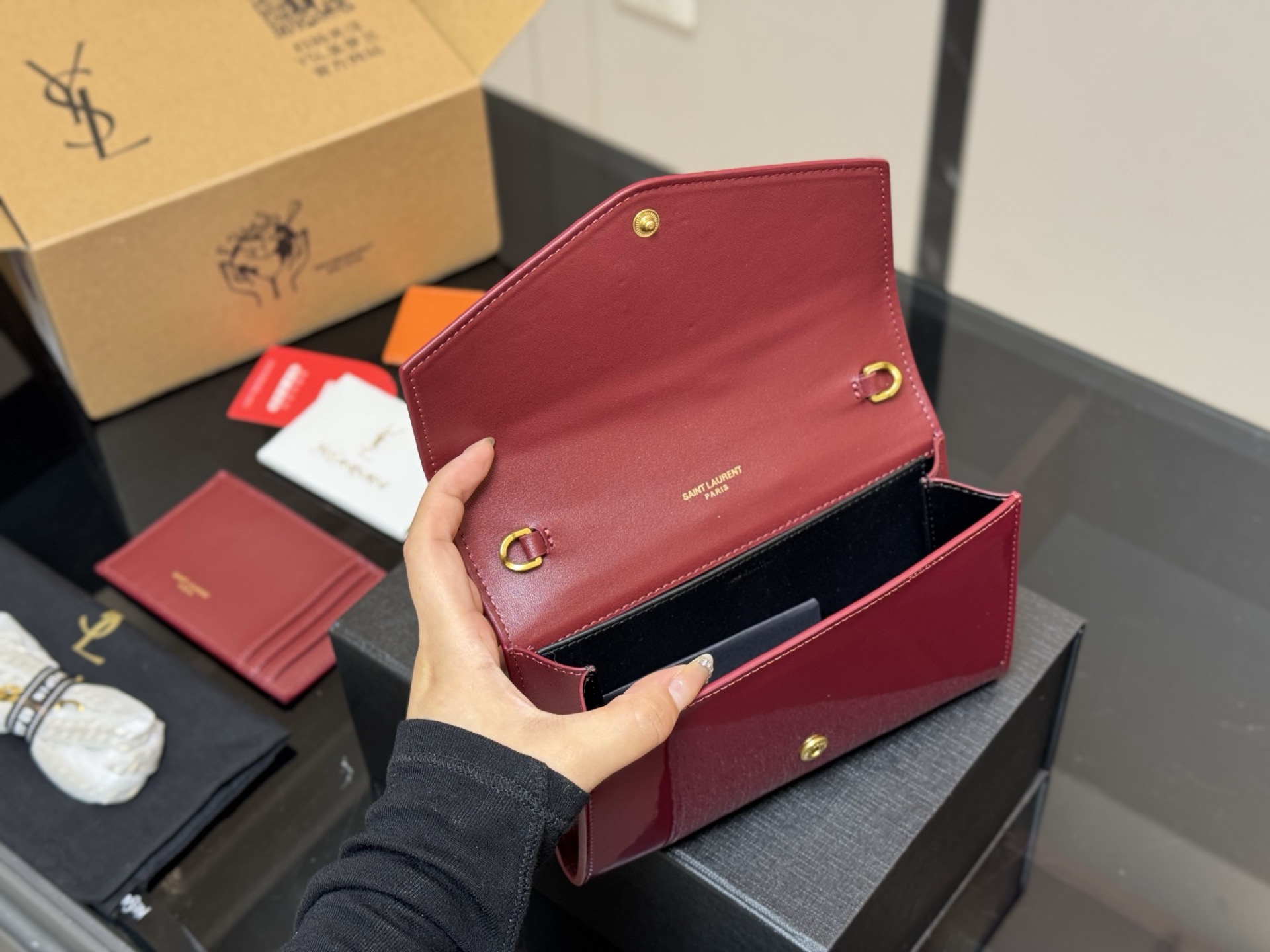 &yen;150 配折叠盒飞机盒 size：19*12cm 圣罗兰 woc二合一信封包 牛皮看起来质感特别好！耐磨耐用！ 🉑️斜挎🉑️