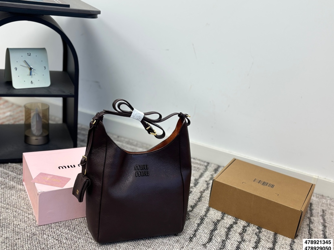 p255 p220 配盒 size:23.22/16.15 miumiu 快闪新品 牛皮细腻柔软 内里是很特别的绿色, 个人觉得单肩斜挎腋下更好看!