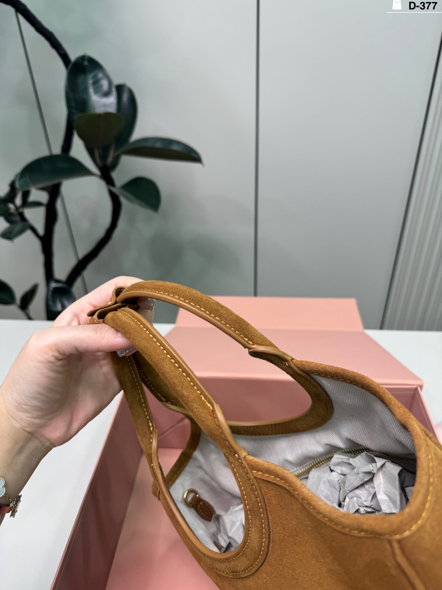 💰p165 D-377尺寸22&times;18折叠盒 Miu Miu Ivy手袋， 简约复古风满满! 通勤休闲都能搭。 秋冬穿搭必备，轻松提升造型感。尺寸适中，实用又时髦，是Miu Miu热门单品，时髦精们都在入手!