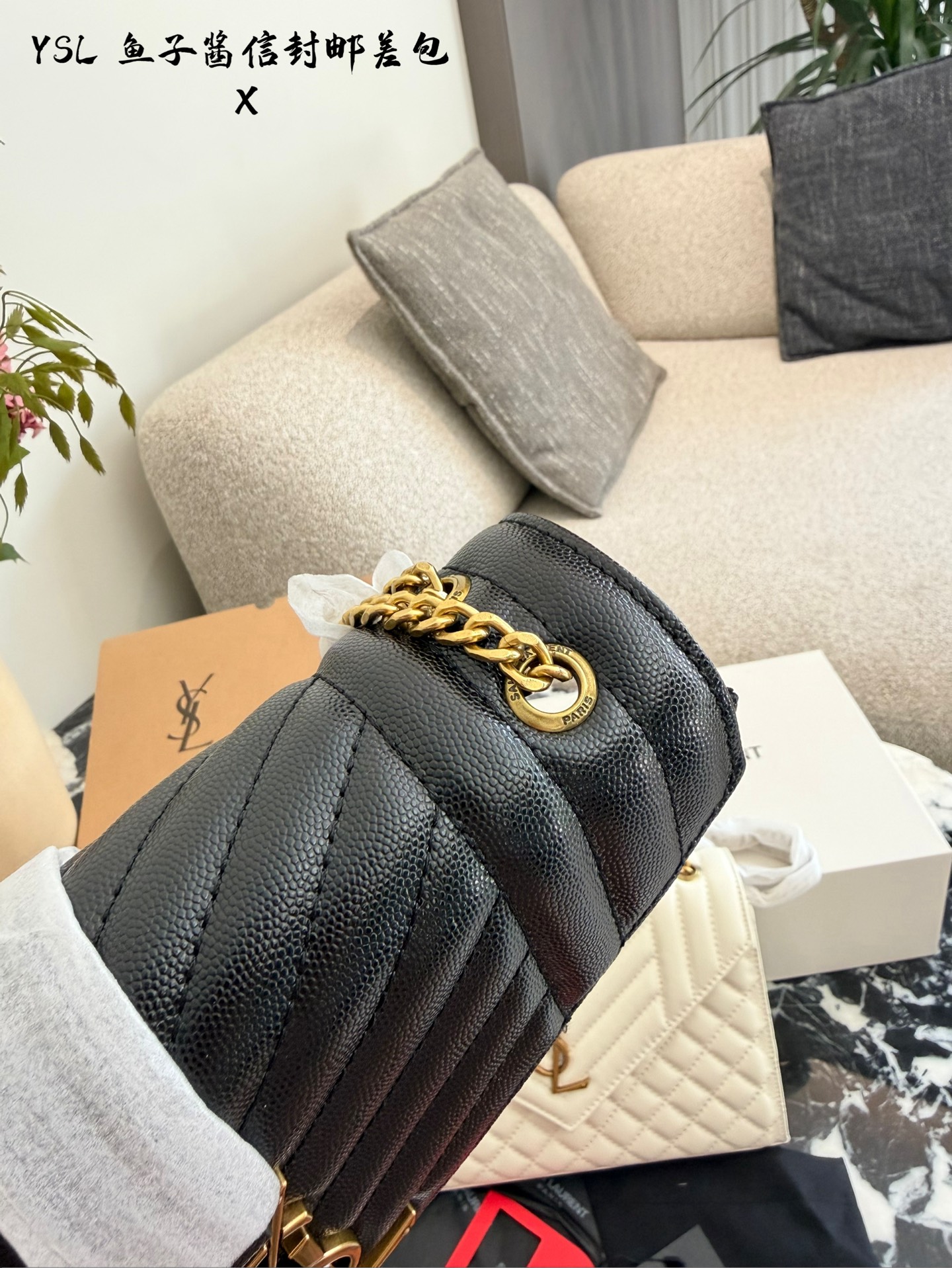 YSL鱼子酱信封包​​p155 🖤YSL Envelope鱼子酱信封包，经典信封造型+绗缝设计，质感满分！颗粒纹牛皮耐磨又高级，金色Logo超有辨识度✨。中号尺寸约24&times;17&times;6cm，容量适中，日常通勤或约会都很OK。链条可调节，单肩、斜挎、腋下背法随心切换，百搭不挑衣服，四季都能用！黑金配色经典耐看，实用又时髦，是YSL标志性手袋之一💼。
