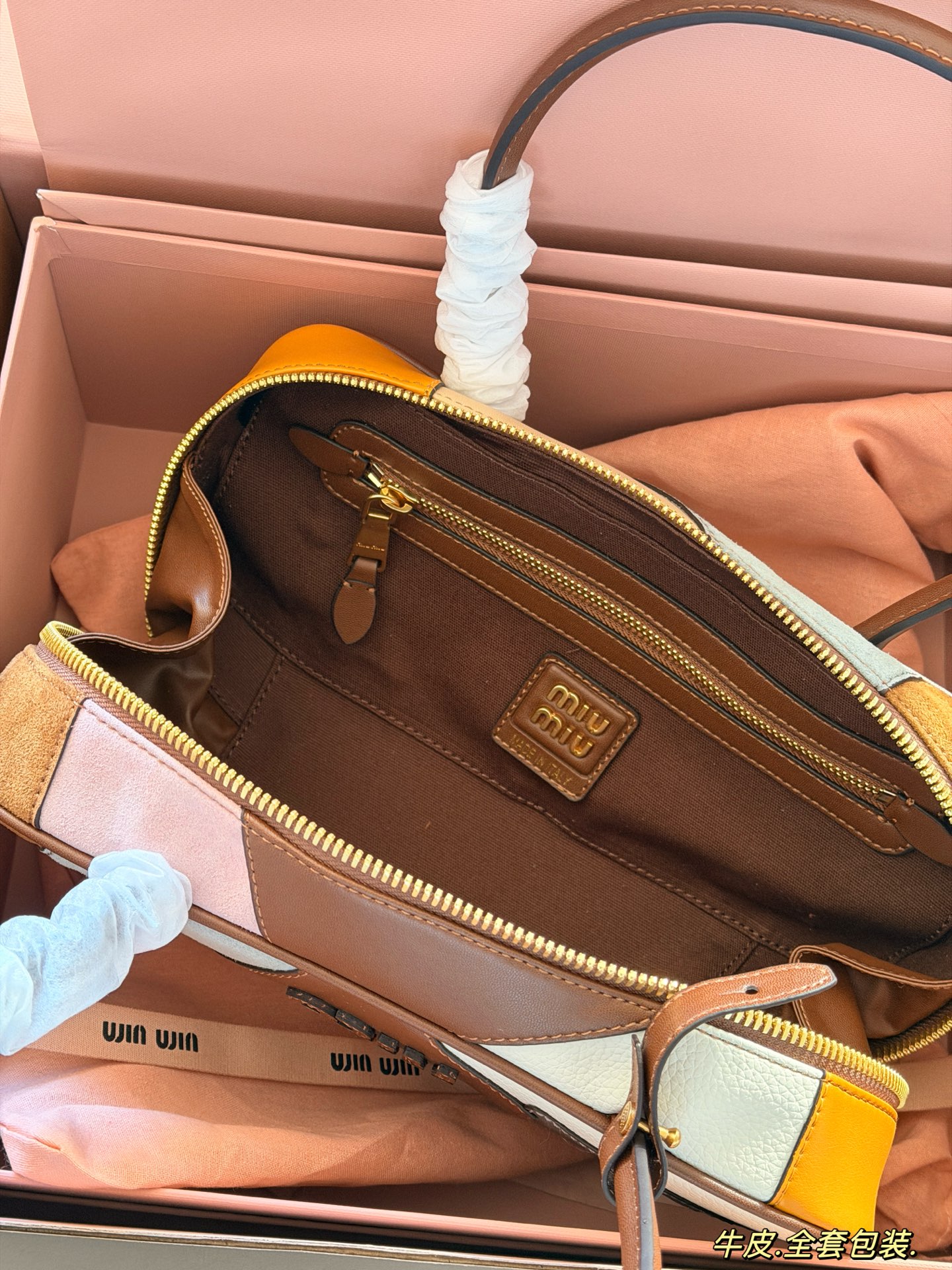 💰320 配盒 size：28*15cm miumiu保龄球/公文包 Miu又来抢钱了新款腋下公文包 来咯 ！ 背起来都很nice 哦 可手拎也可斜挎！ 出场就是miumiu小公主！