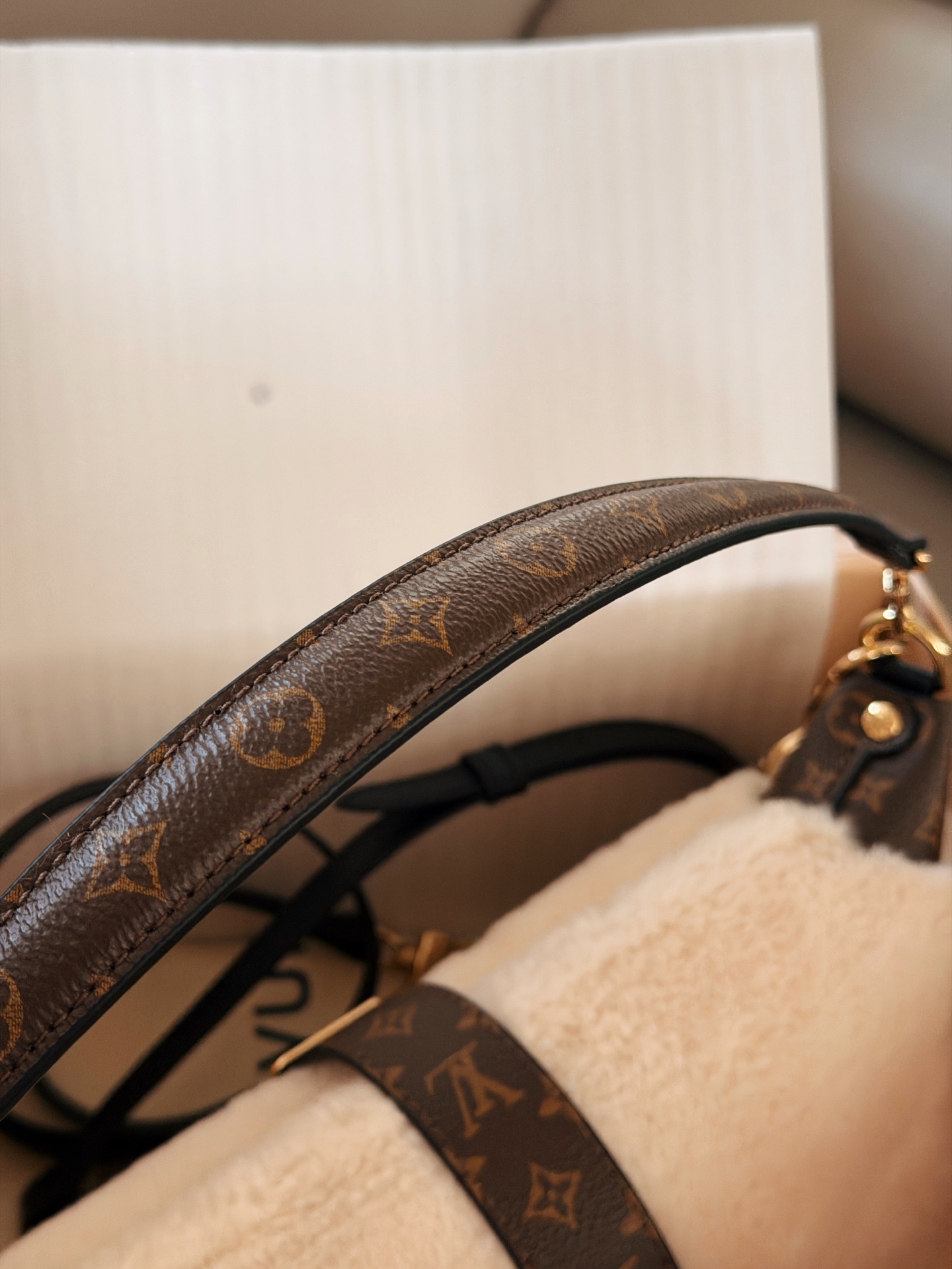 💰 180配盒 赠送挂件哦！ size：21.5*12cm L家 新款MIA饺子包 小小饭盒包拿捏 奶呼呼的毛绒包 摸起来像抱着一团云朵， 老花皮拼接+金属扣设计复古又高级 还有可爱的花朵挂饰加持 冬天背它出门，保暖又吸睛哦！