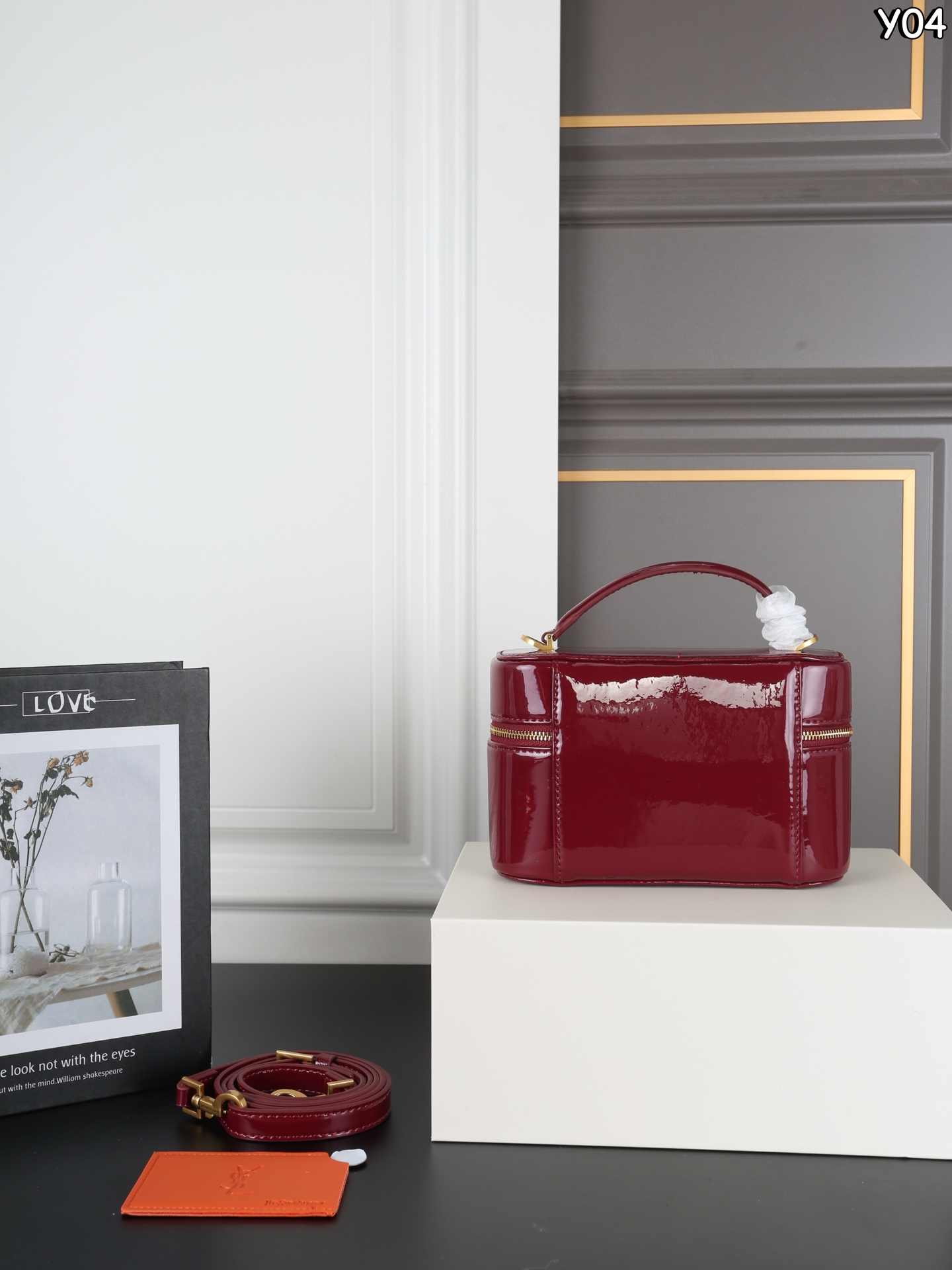 P180 全套礼盒 圣罗兰 YSL GABY 漆皮 盒子包 单肩斜挎手提包化妆包 漆皮更复古，更有个性~ 秋冬新款漆皮系列丨泛着高级光泽哇 高级感都要溢出来啦 尺寸：18&times;12