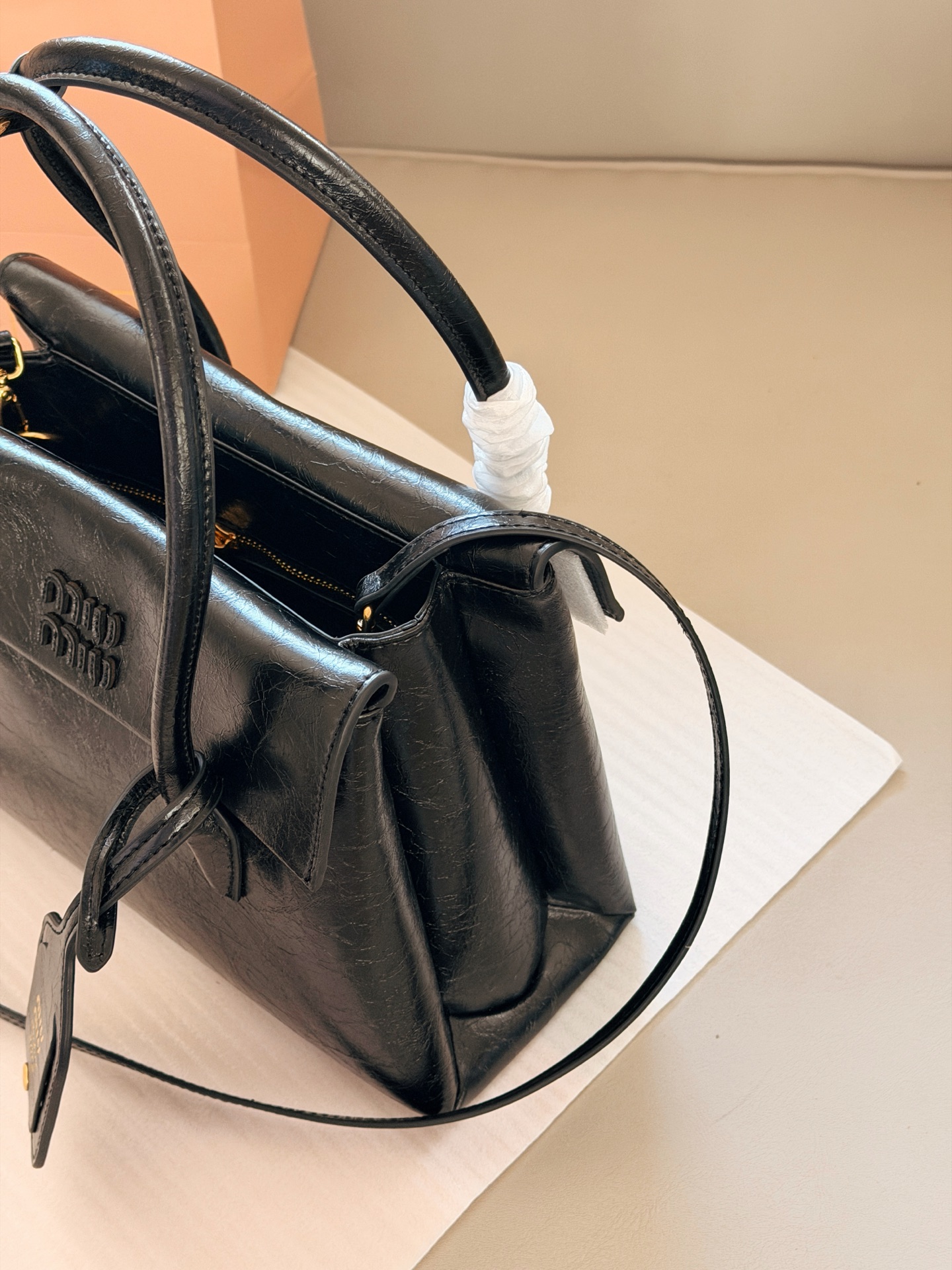 💰225 配盒 size：28*20cm Miumiu Solitaire用上了! 这只Solitaire简直让我一眼万年! 复古调调拿捏得死死的， 亮面皮超级好看 质感也超好！ 两边的翻盖格设计真的很贴心， 磁吸翻盖很方便 可手提可单肩可斜挎， 从实用性来说，这只Solitaire真的nice！