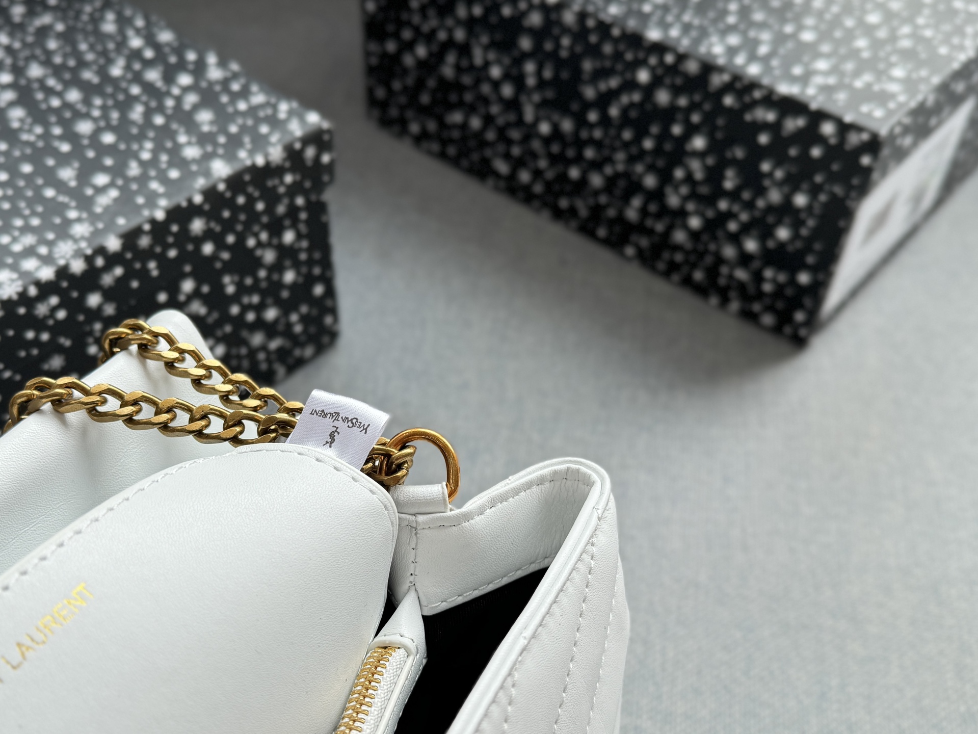 💰130 天地盖 size：25&times;17 圣罗兰 YSL LOULOU 徽章 信封包 链条包 斜挎单肩包 云朵包 越看越有气质 休闲商务都可驾驭 仙女们快来把它带回家✨ 时髦瞬间被拿捏，真的百搭，不信你试！