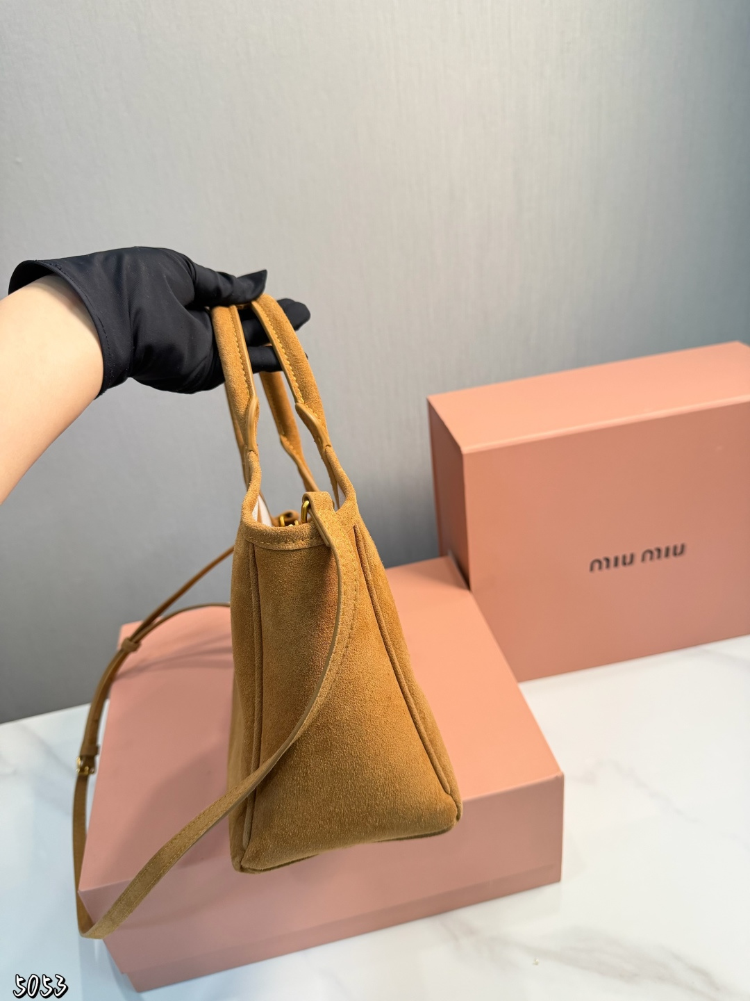 ❤️p170（礼盒包装）❤️ 缪缪MIUMIU托特包 伊势丹限定款hobo也太好看了 质感很高级容量超级大也很耐用尺寸：22*11*18cm 日常出街背它回头率百分百就是这种随性慵懒感