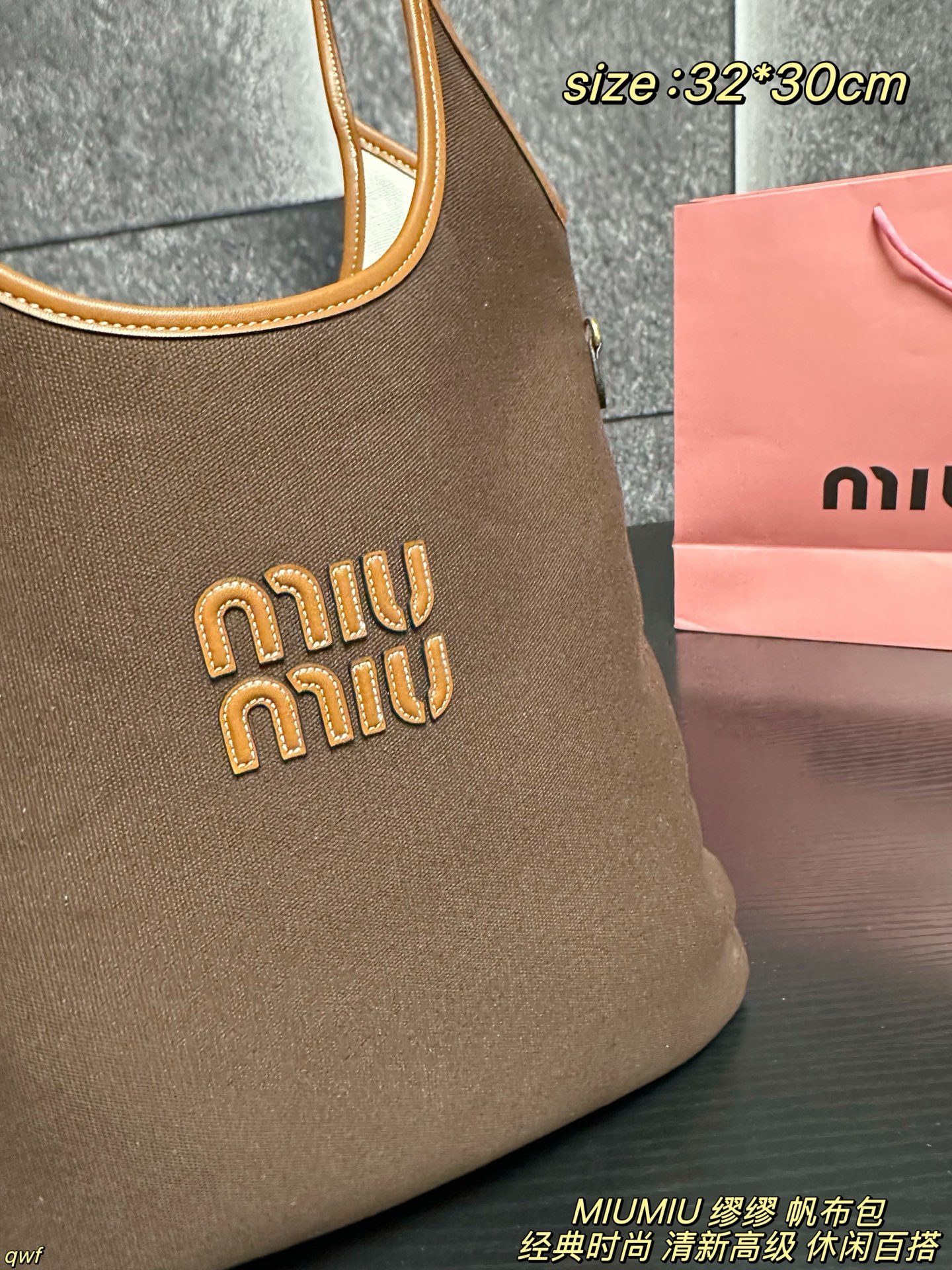 P155配盒 MIUMIU 缪缪 帆布包 Miumiu IVY帆布～是谁的包啊！也太好看了吧 一直的断货款，帆布材质搭配棕色皮质轮廓、自然色的帆布自带文艺风，再搭配miumiu 字母logo，整个包包尽显清新高级，非常轻盈 上身日常携带休闲百塔，日常出行容量也刚刚好 尺寸：32*30cm