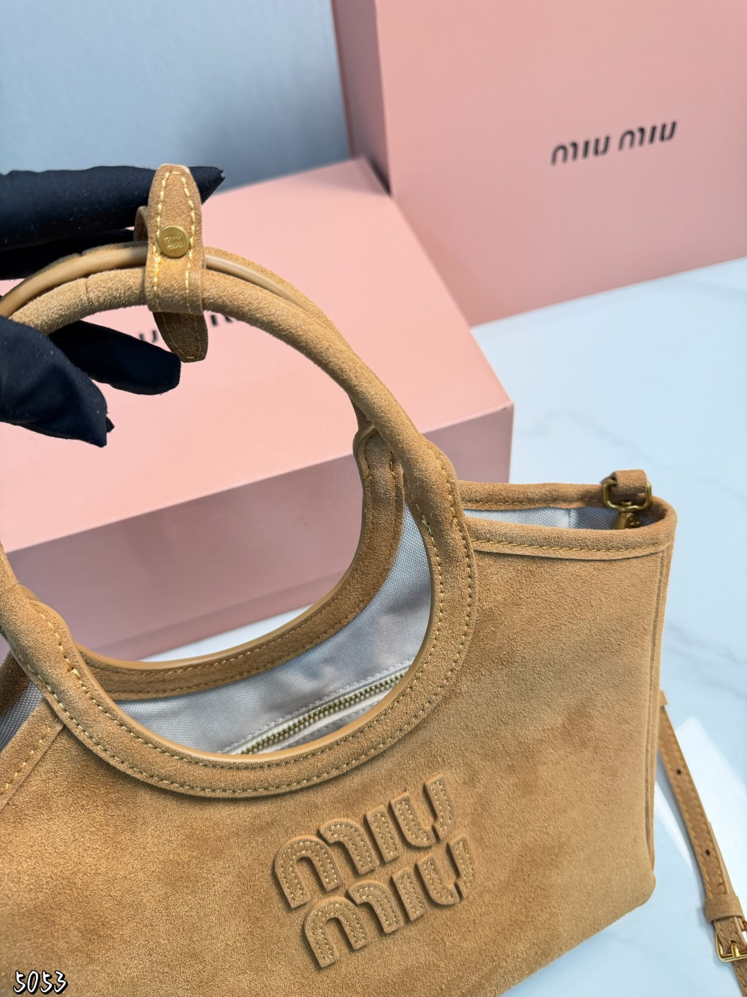 ❤️p170（礼盒包装）❤️ 缪缪MIUMIU托特包 伊势丹限定款hobo也太好看了 质感很高级容量超级大也很耐用尺寸：22*11*18cm 日常出街背它回头率百分百就是这种随性慵懒感
