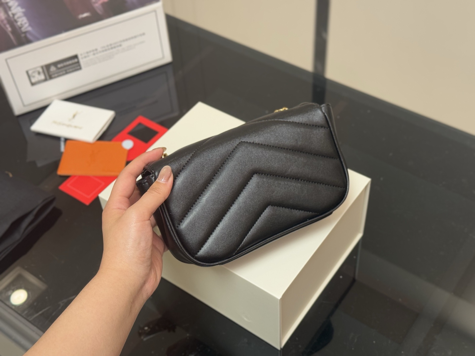 &yen;170 配折叠盒飞机盒 size：20.13cm ysl LOULOU PUFFER 圣罗兰软乎乎 黑金louloupuffer云朵包 中号的尺寸刚刚👌 搜索🔍圣罗兰ysl