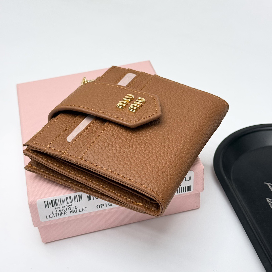 p85🎀miumiu V13🎀颜色 黑 棕🎀尺寸 11.5*10*3 🎀miumiu专柜最新款!专柜爆款热力来袭,釆用顶级进口牛皮,做工精细