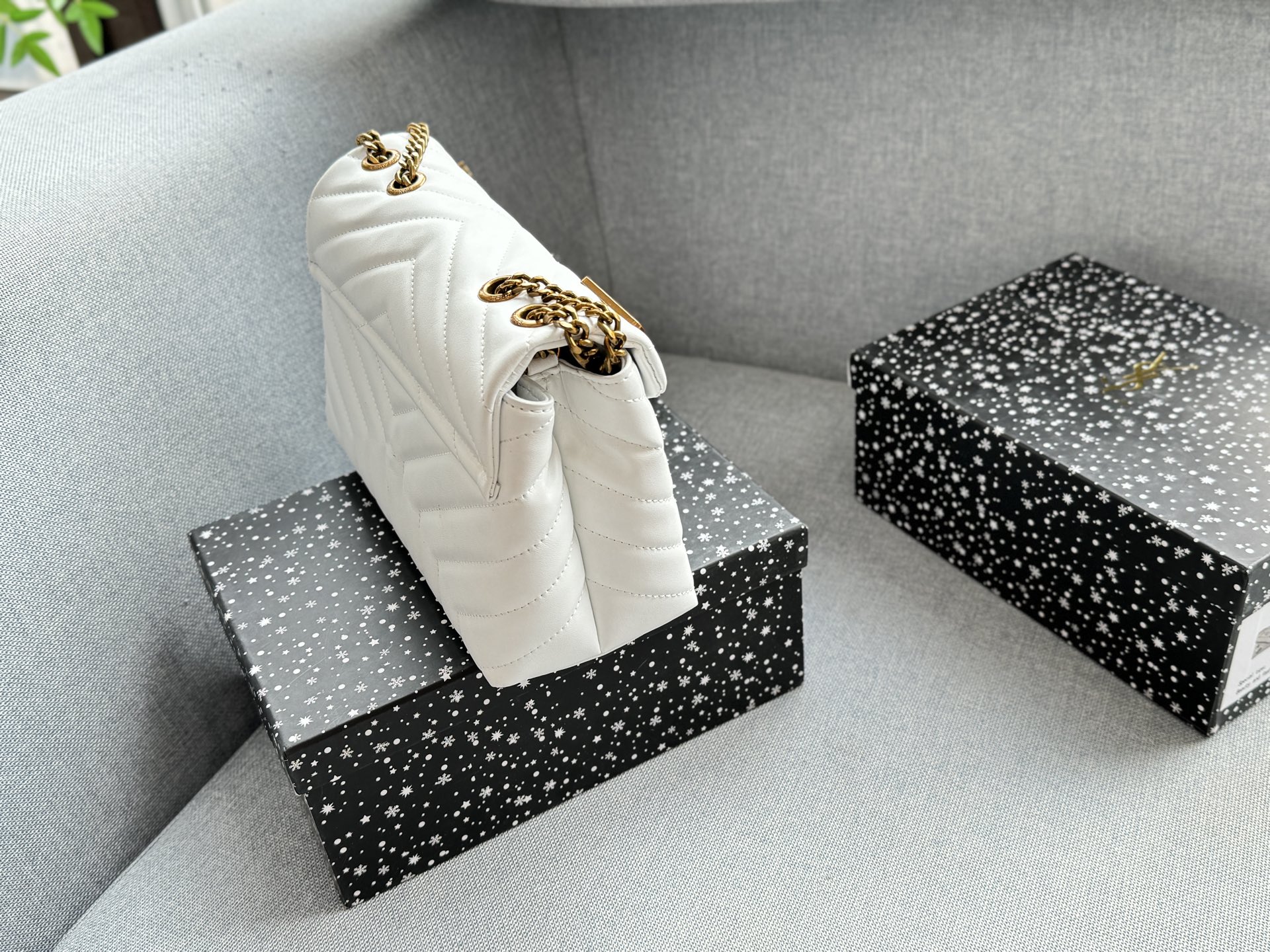 💰130 天地盖 size：25&times;17 圣罗兰 YSL LOULOU 徽章 信封包 链条包 斜挎单肩包 云朵包 越看越有气质 休闲商务都可驾驭 仙女们快来把它带回家✨ 时髦瞬间被拿捏，真的百搭，不信你试！