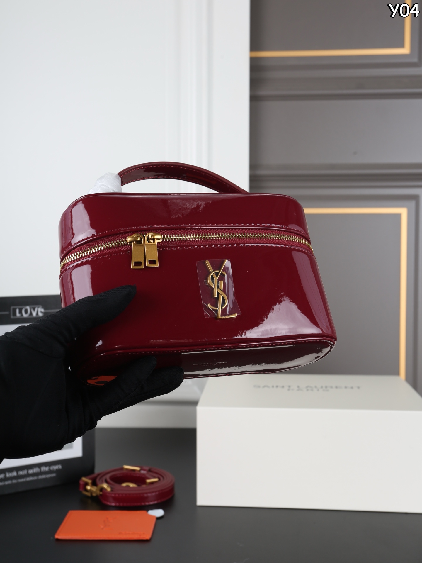 P180 全套礼盒 圣罗兰 YSL GABY 漆皮 盒子包 单肩斜挎手提包化妆包 漆皮更复古，更有个性~ 秋冬新款漆皮系列丨泛着高级光泽哇 高级感都要溢出来啦 尺寸：18&times;12